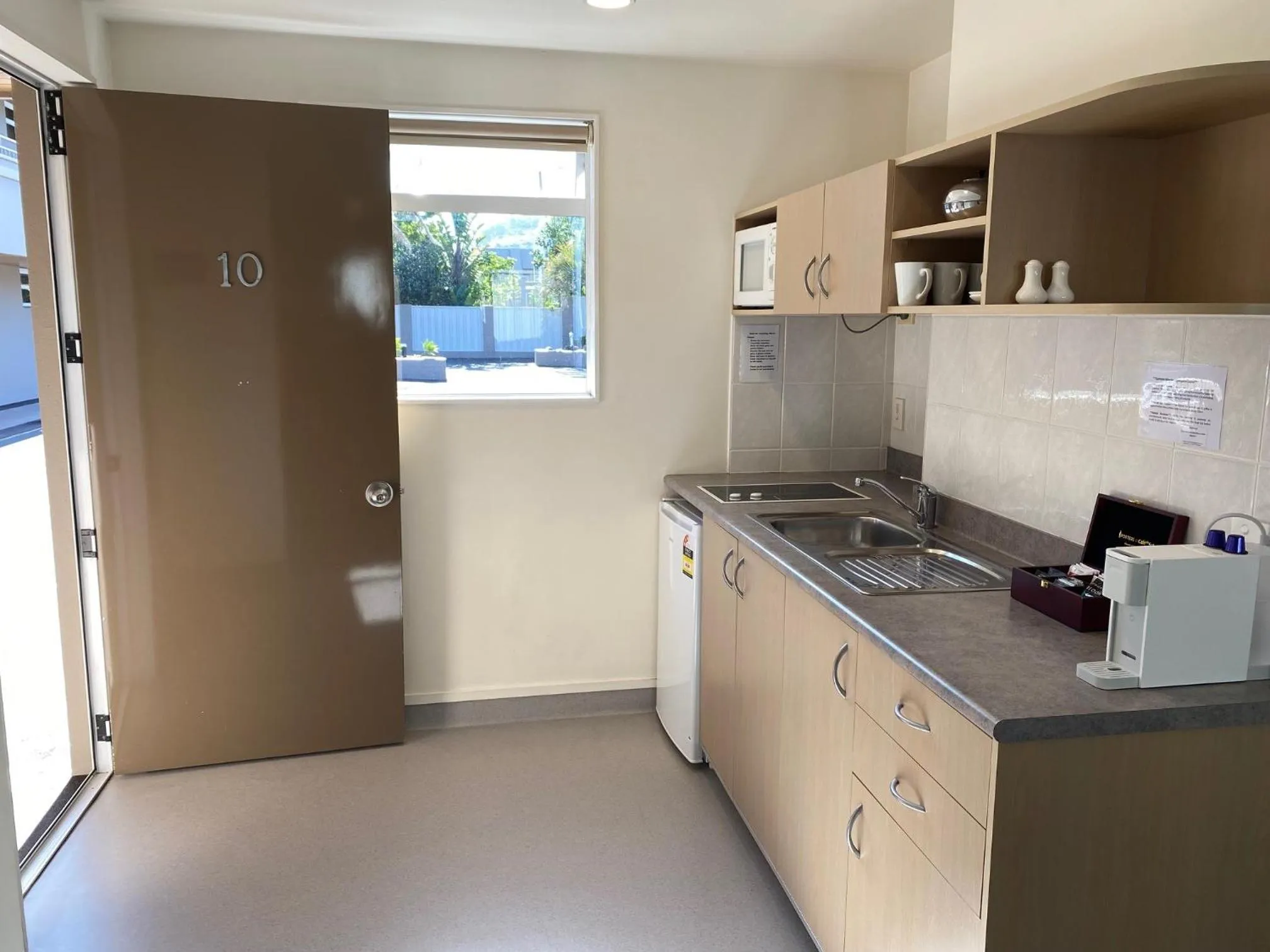 Kitchen or kitchenette in Baywatch Motor Inn