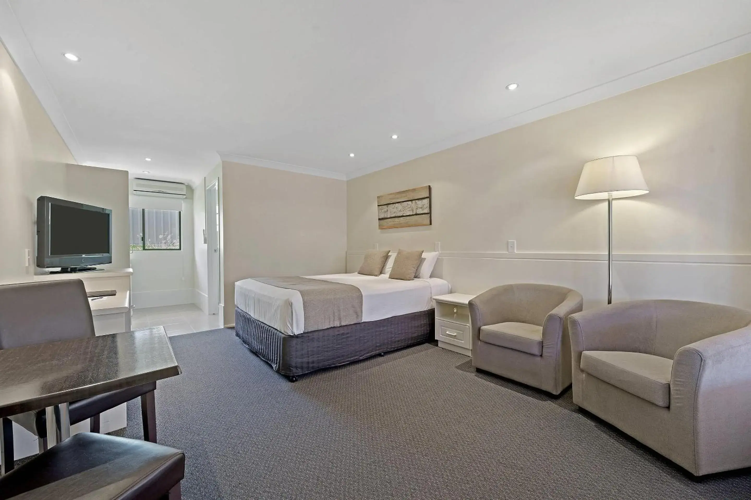 Superior Queen Room in Comfort Inn Glenfield Superior Queen Room in Comfort Inn Glenfield