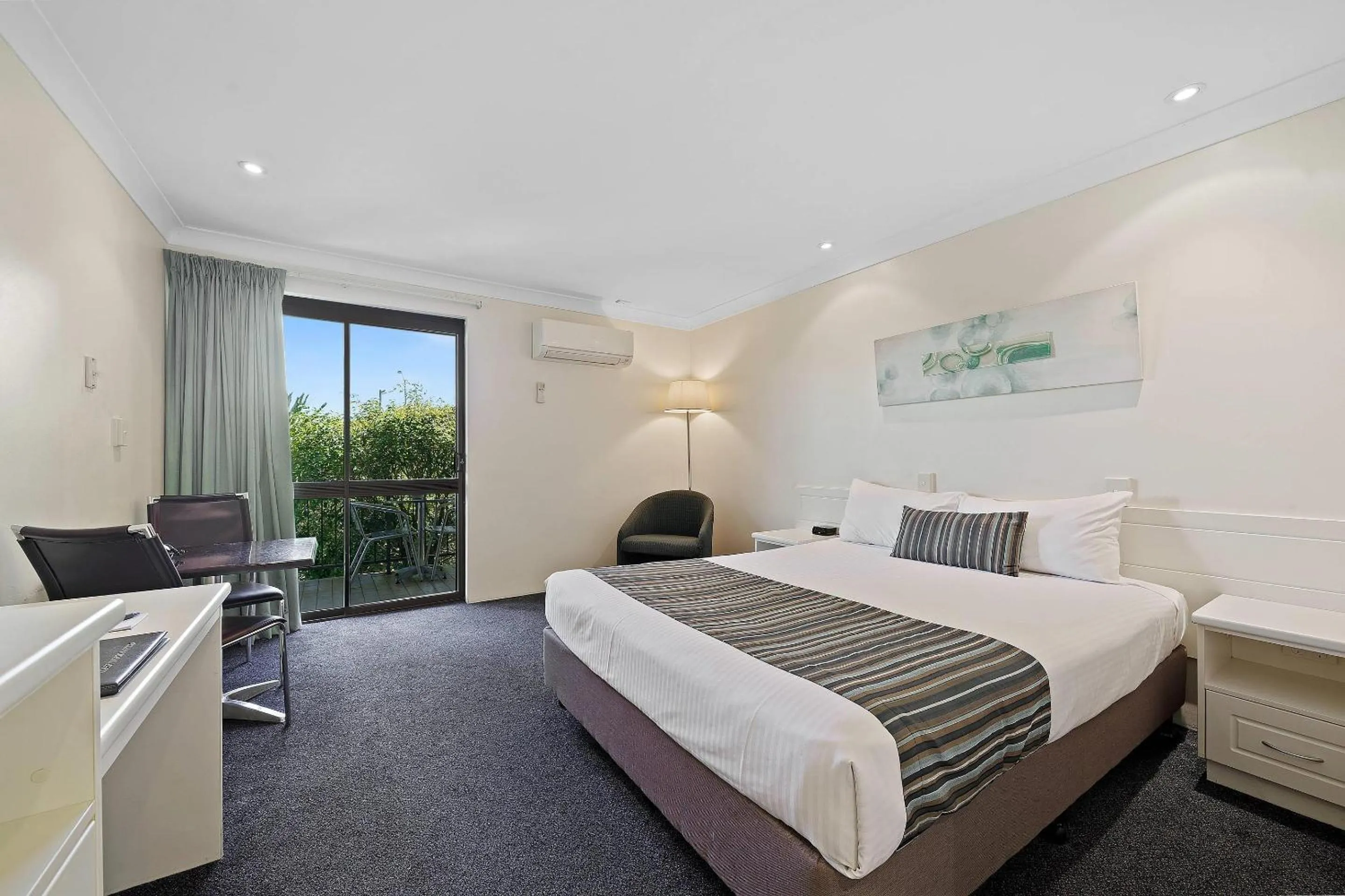 Bedroom, Bed in Comfort Inn Glenfield