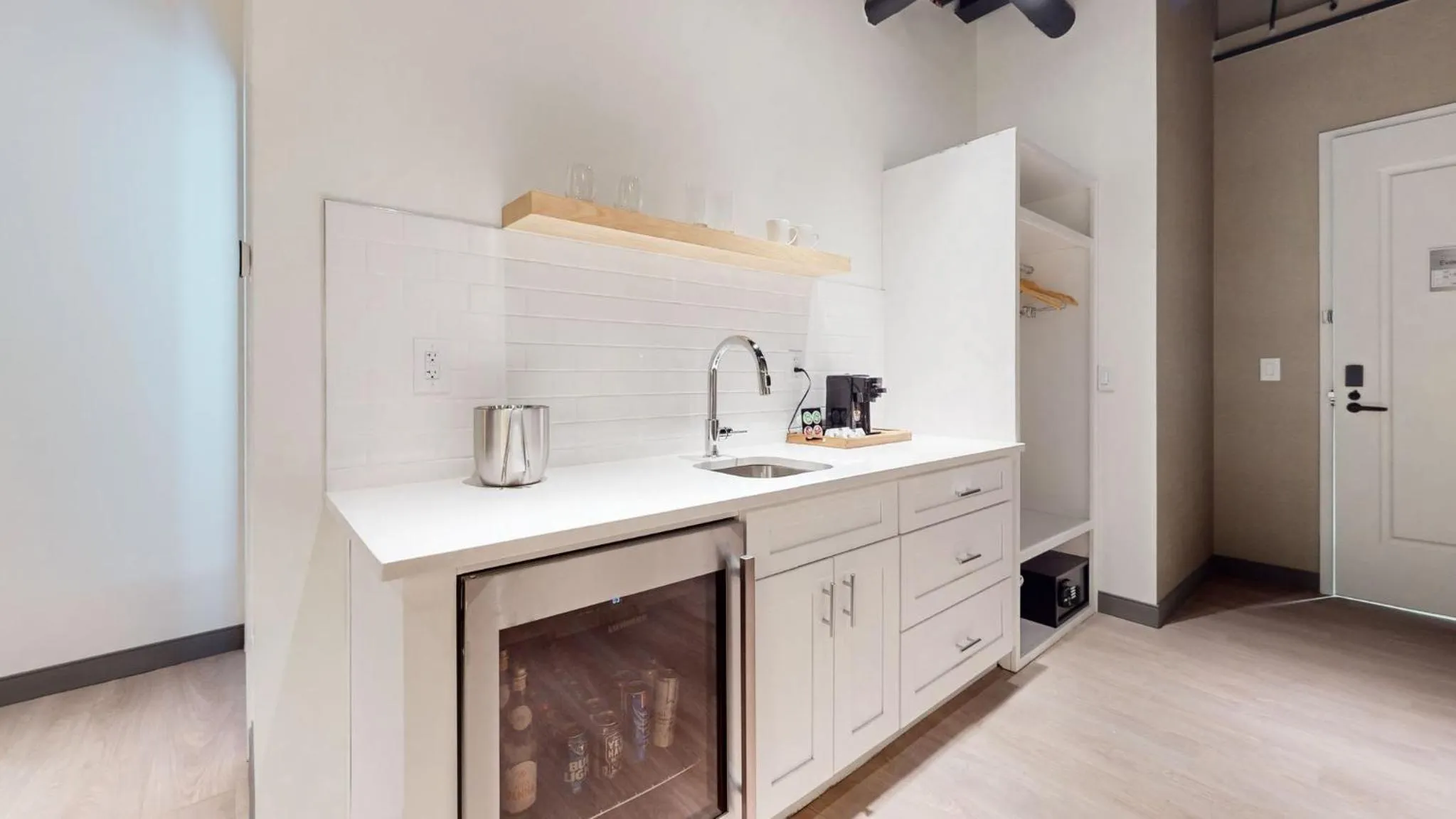 wardrobe in Studio 154 Hotel