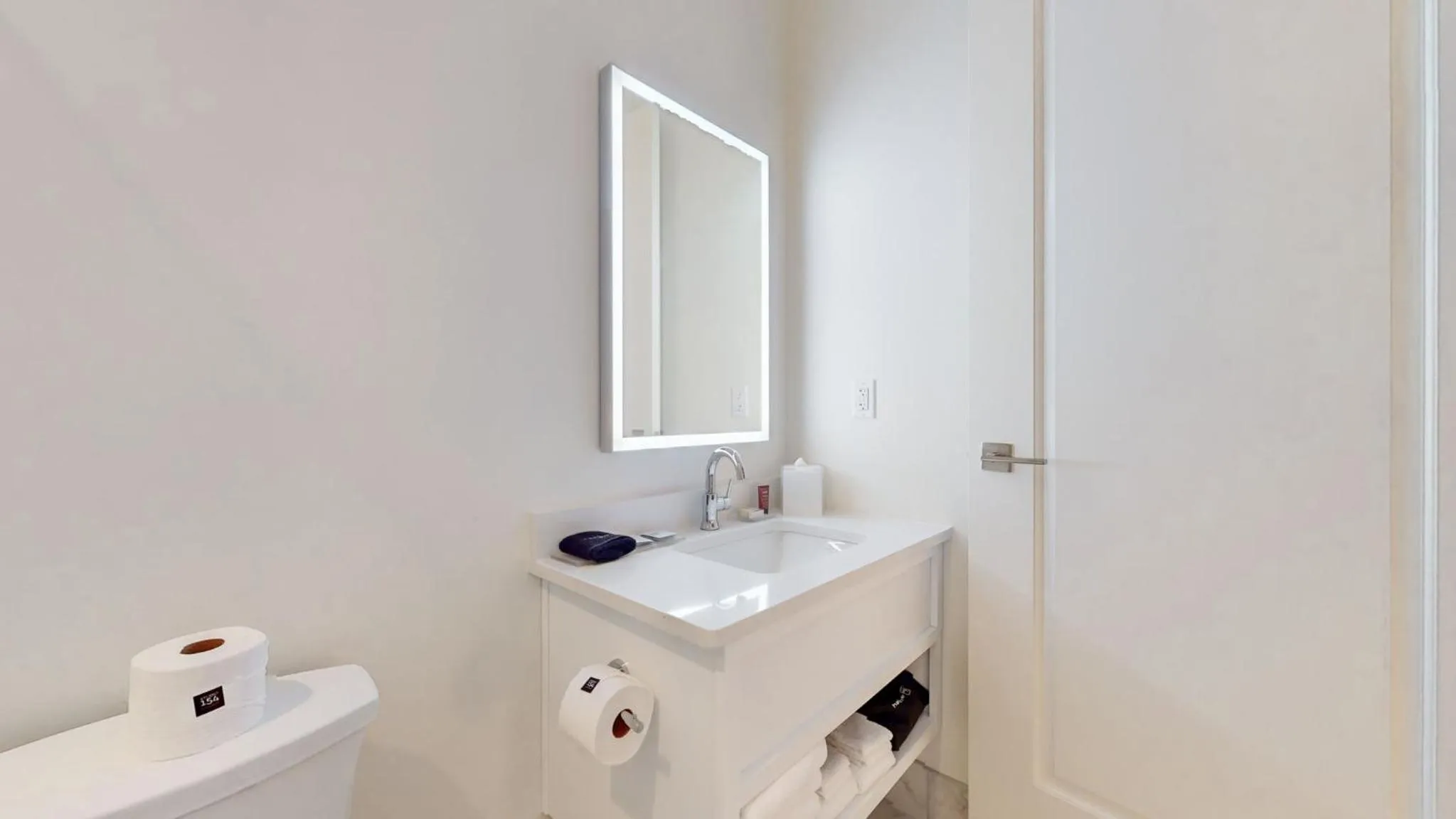 Bathroom in Studio 154 Hotel