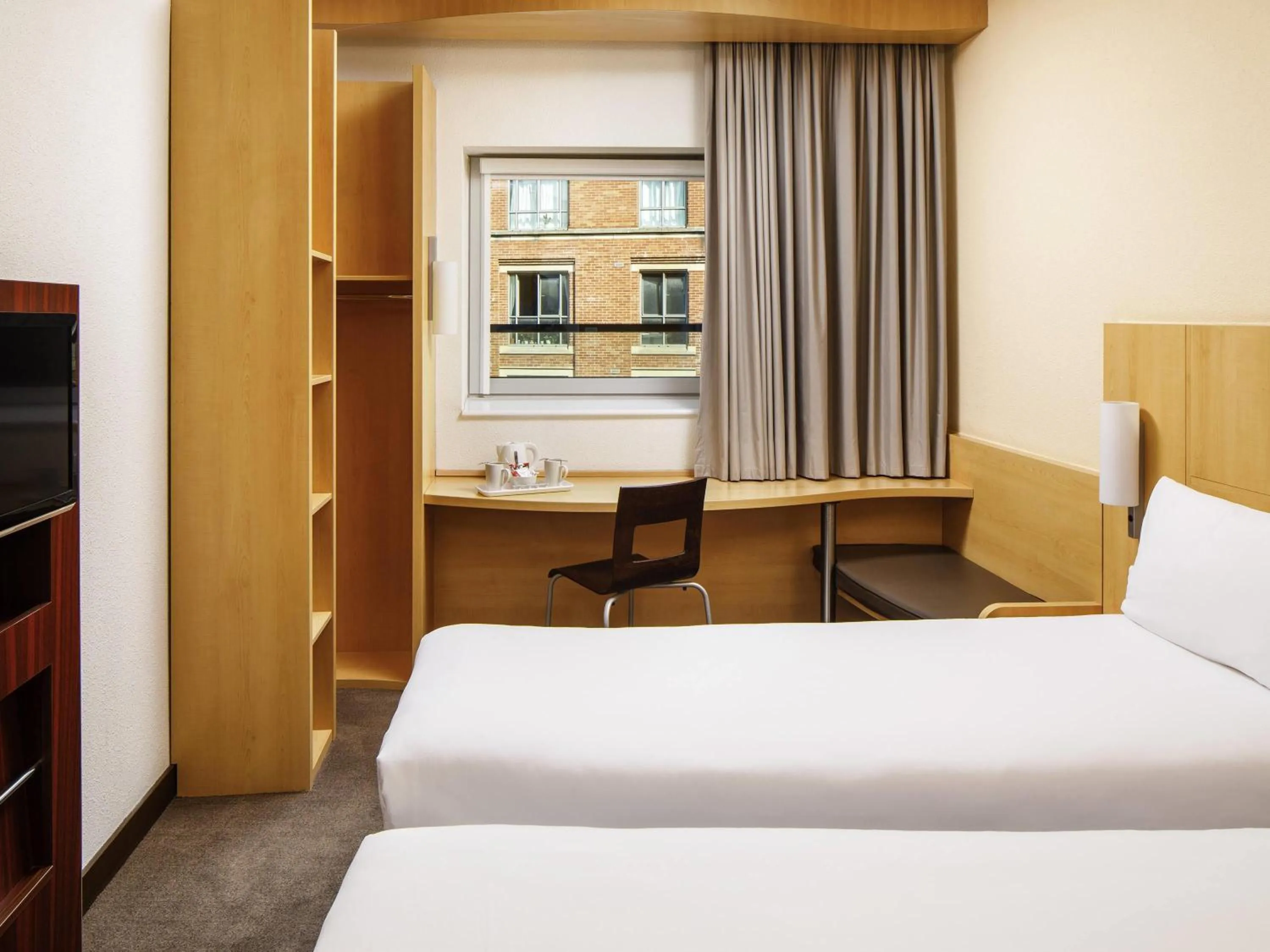 Bedroom, Bed in ibis Nottingham Centre