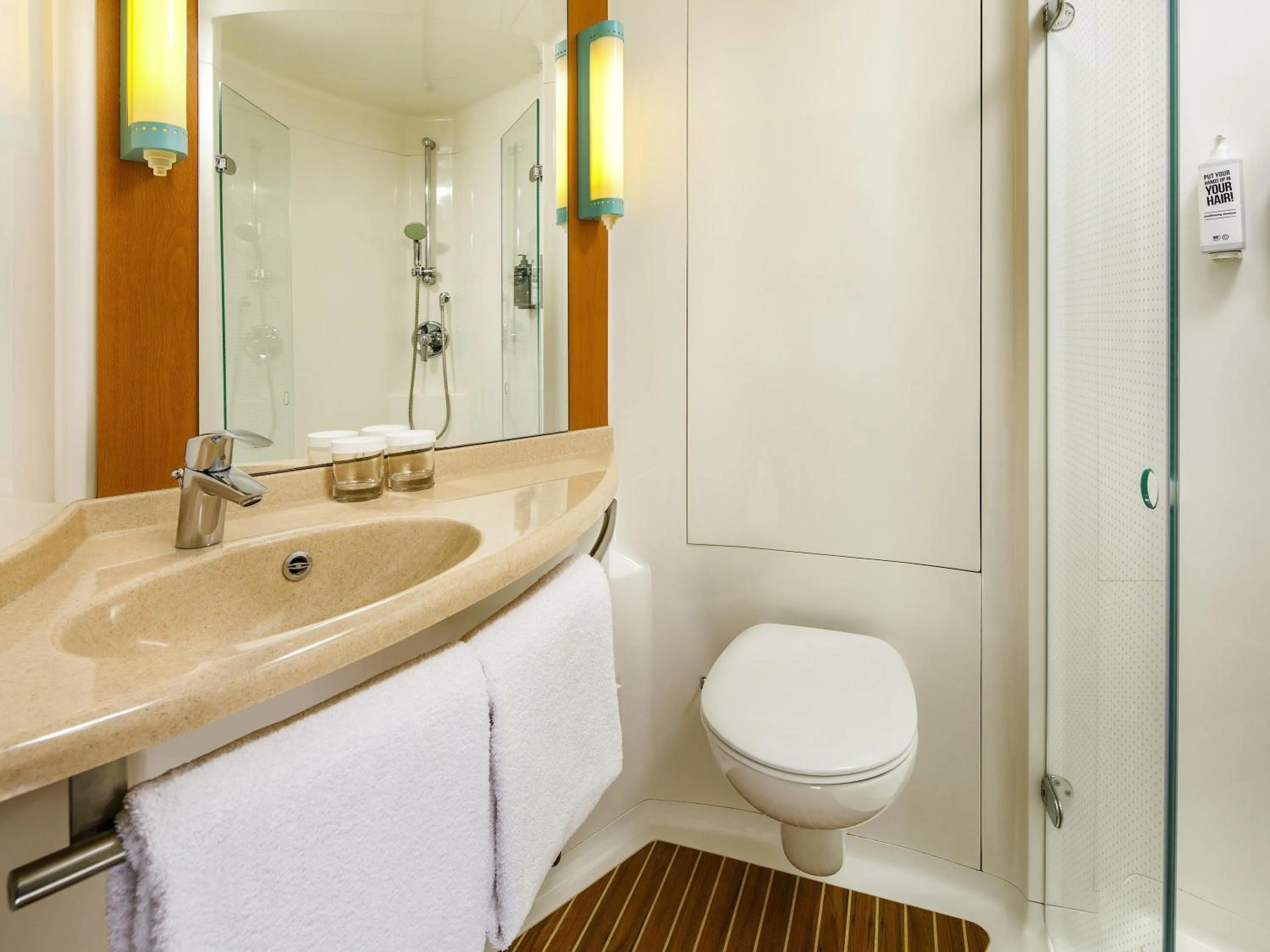 Bedroom in ibis Nottingham Centre