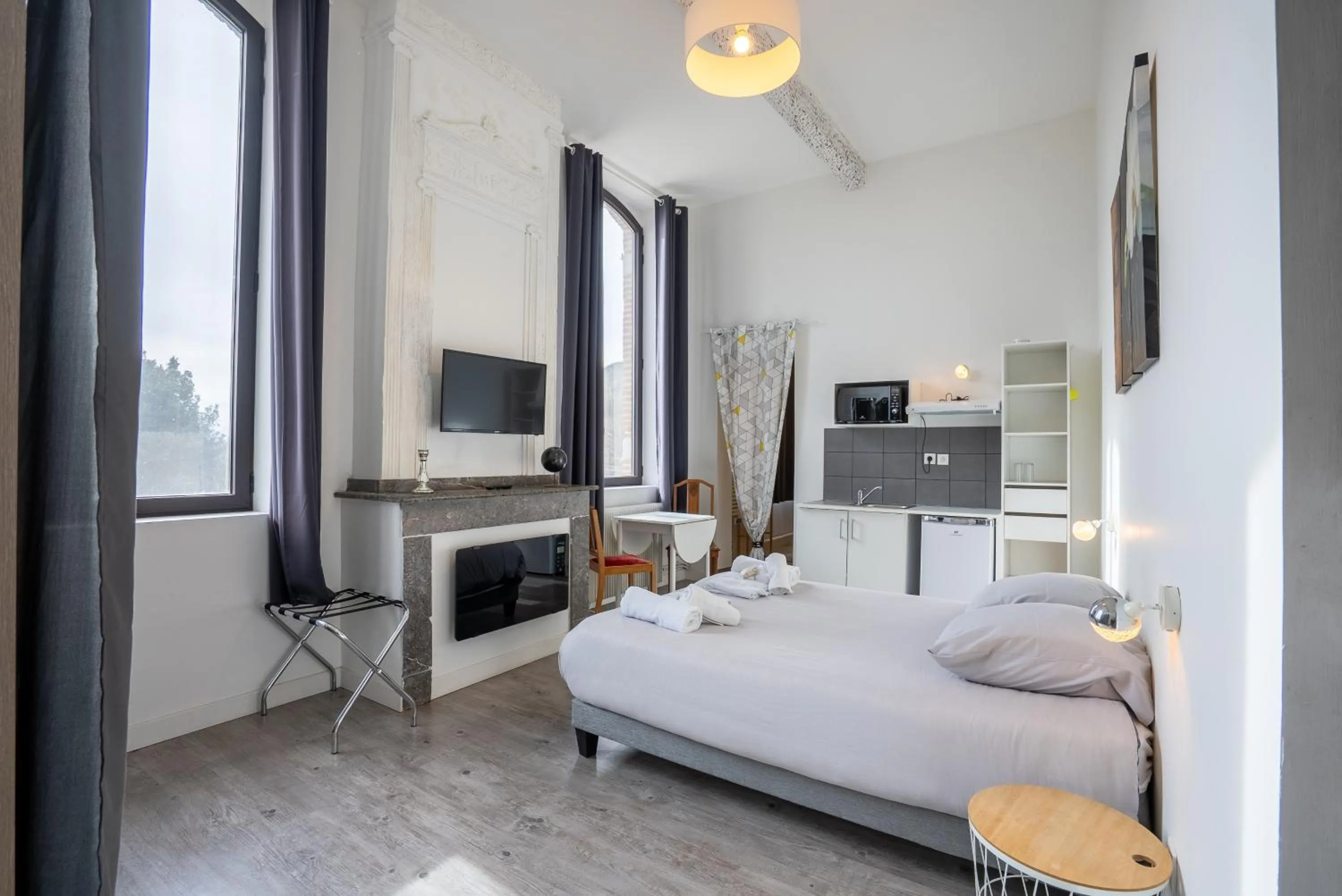 Communal lounge/ TV room, Bed in Château Fourclins Domaine privatif 15 personnes Parc & Bassin naturel Proche Toulouse