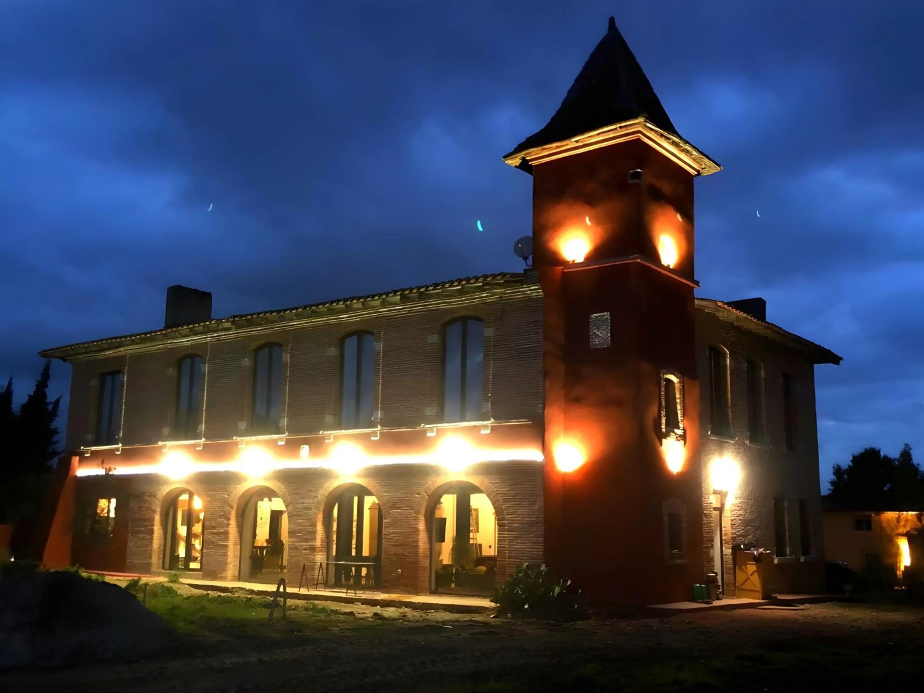 Property building in Château Fourclins Domaine privatif 15 personnes Parc & Bassin naturel Proche Toulouse