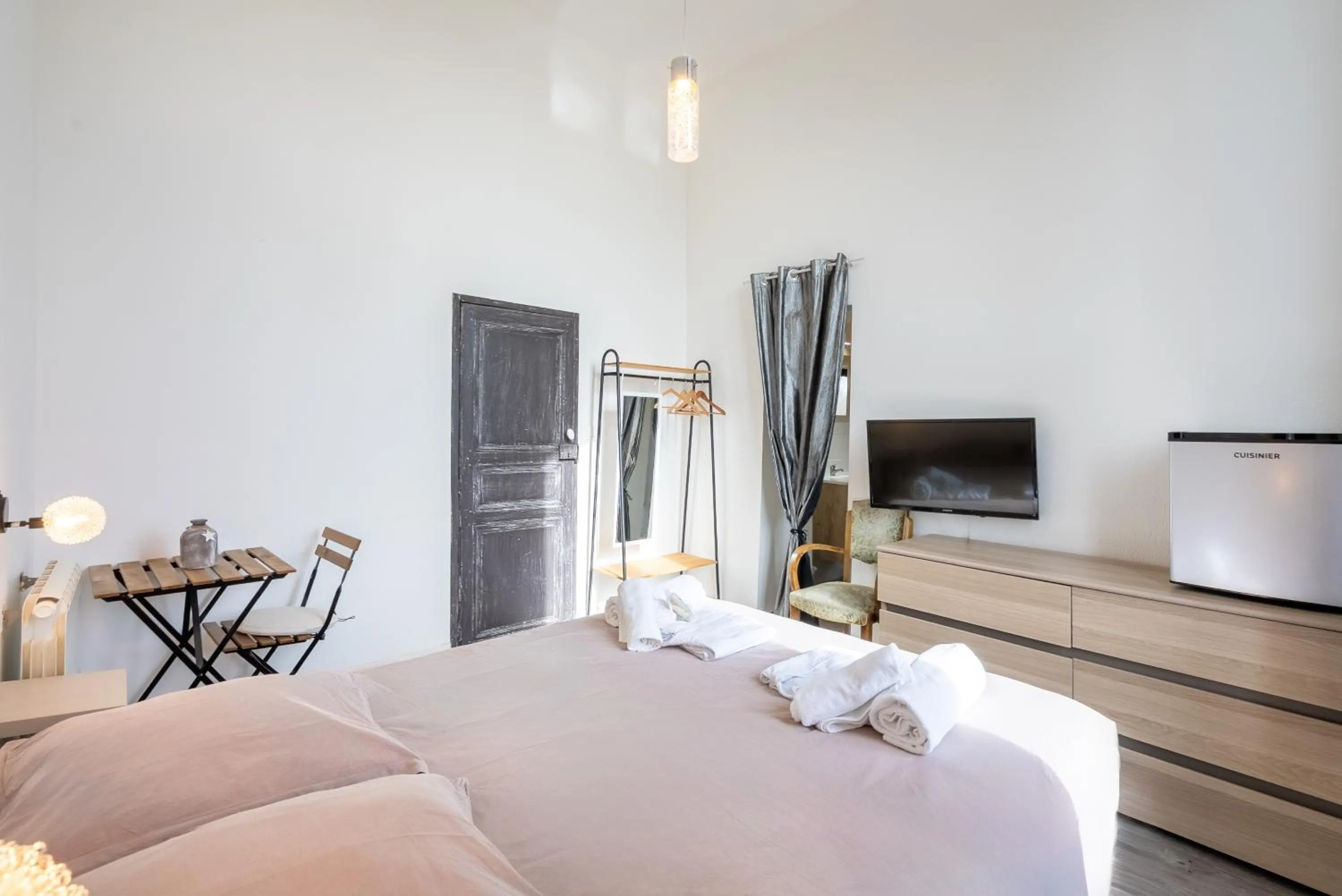 Bed in Château Fourclins Domaine privatif 15 personnes Parc & Bassin naturel Proche Toulouse