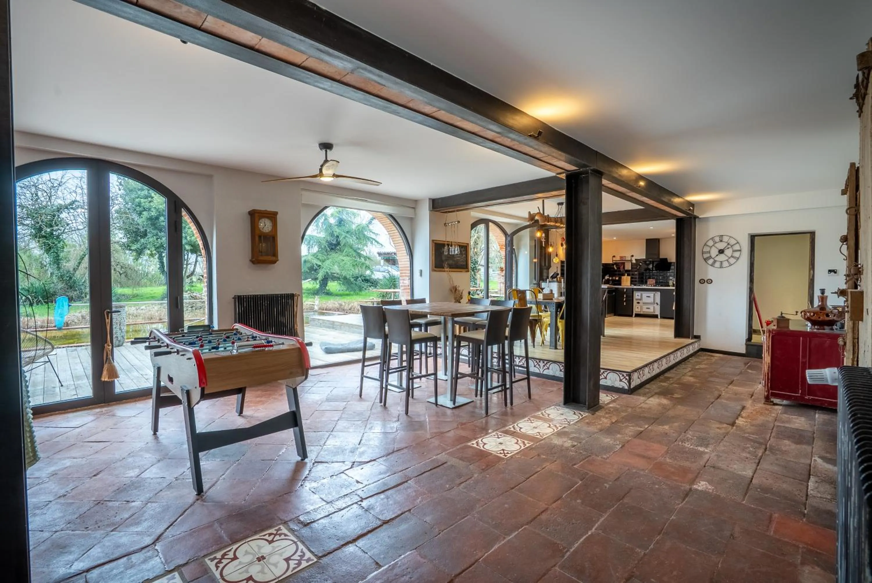 Communal lounge/ TV room in Château Fourclins Domaine privatif 15 personnes Parc & Bassin naturel Proche Toulouse