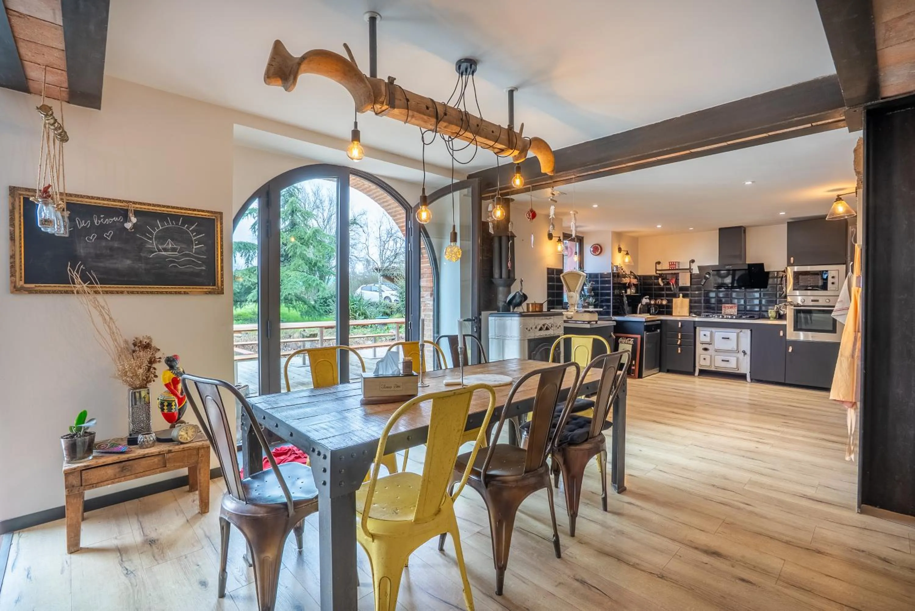 Communal lounge/ TV room in Château Fourclins Domaine privatif 15 personnes Parc & Bassin naturel Proche Toulouse