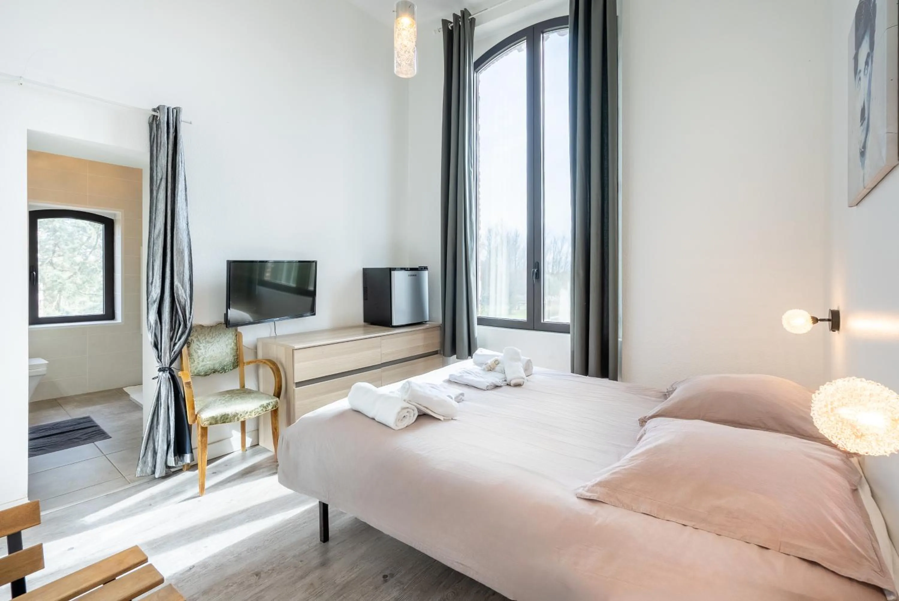 Bed in Château Fourclins Domaine privatif 15 personnes Parc & Bassin naturel Proche Toulouse