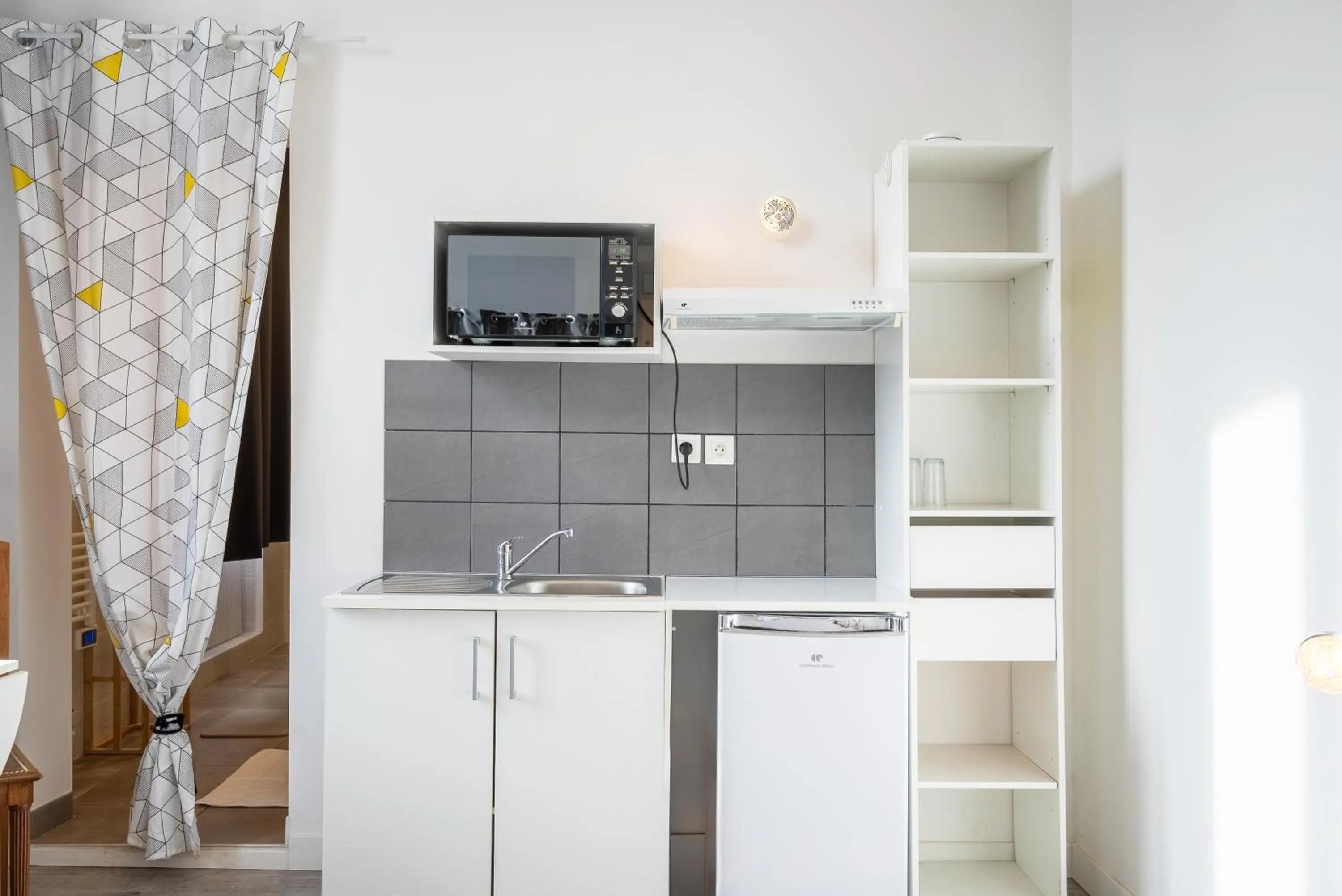 Kitchen or kitchenette in Château Fourclins Domaine privatif 15 personnes Parc & Bassin naturel Proche Toulouse