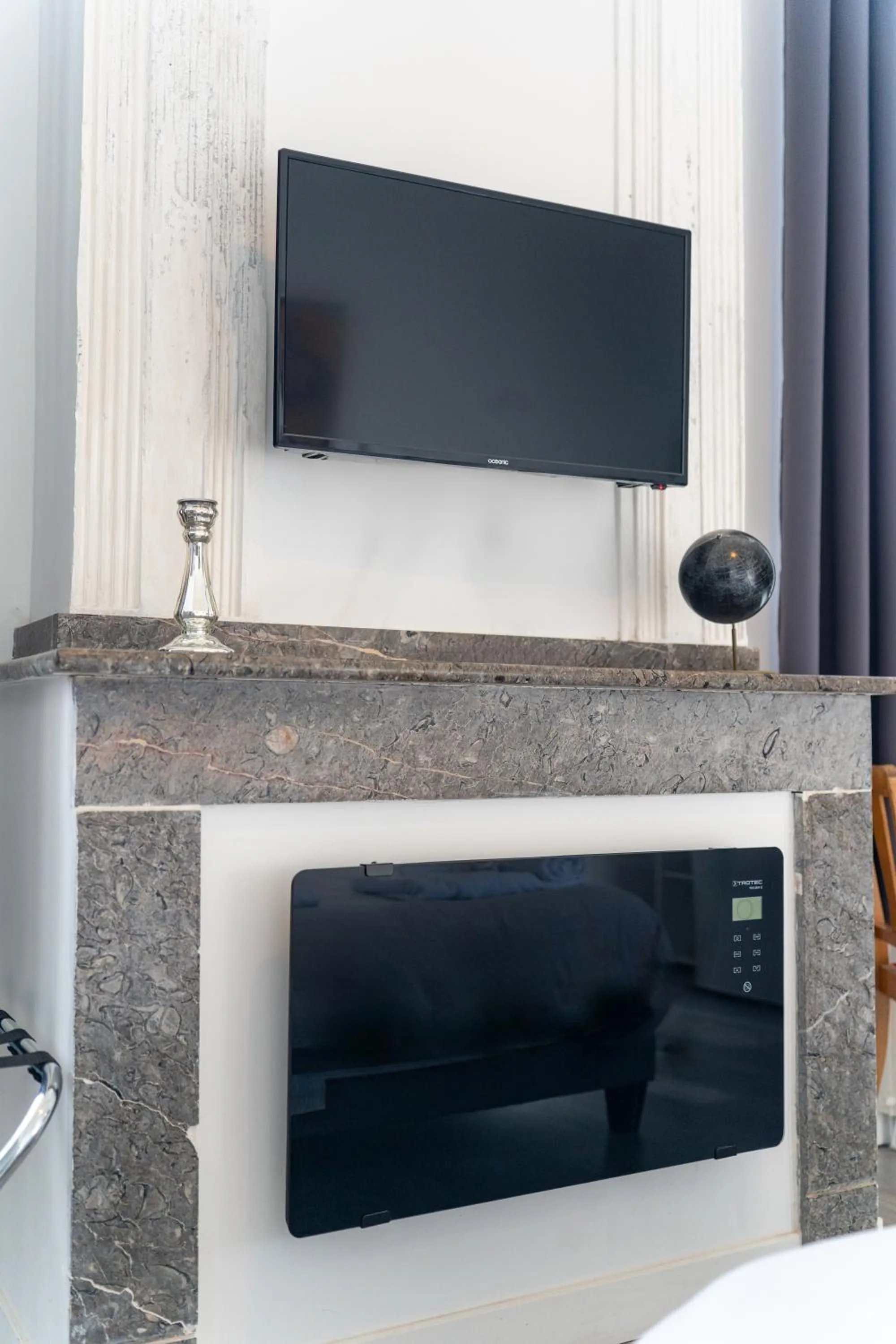 TV and multimedia in Château Fourclins Domaine privatif 15 personnes Parc & Bassin naturel Proche Toulouse