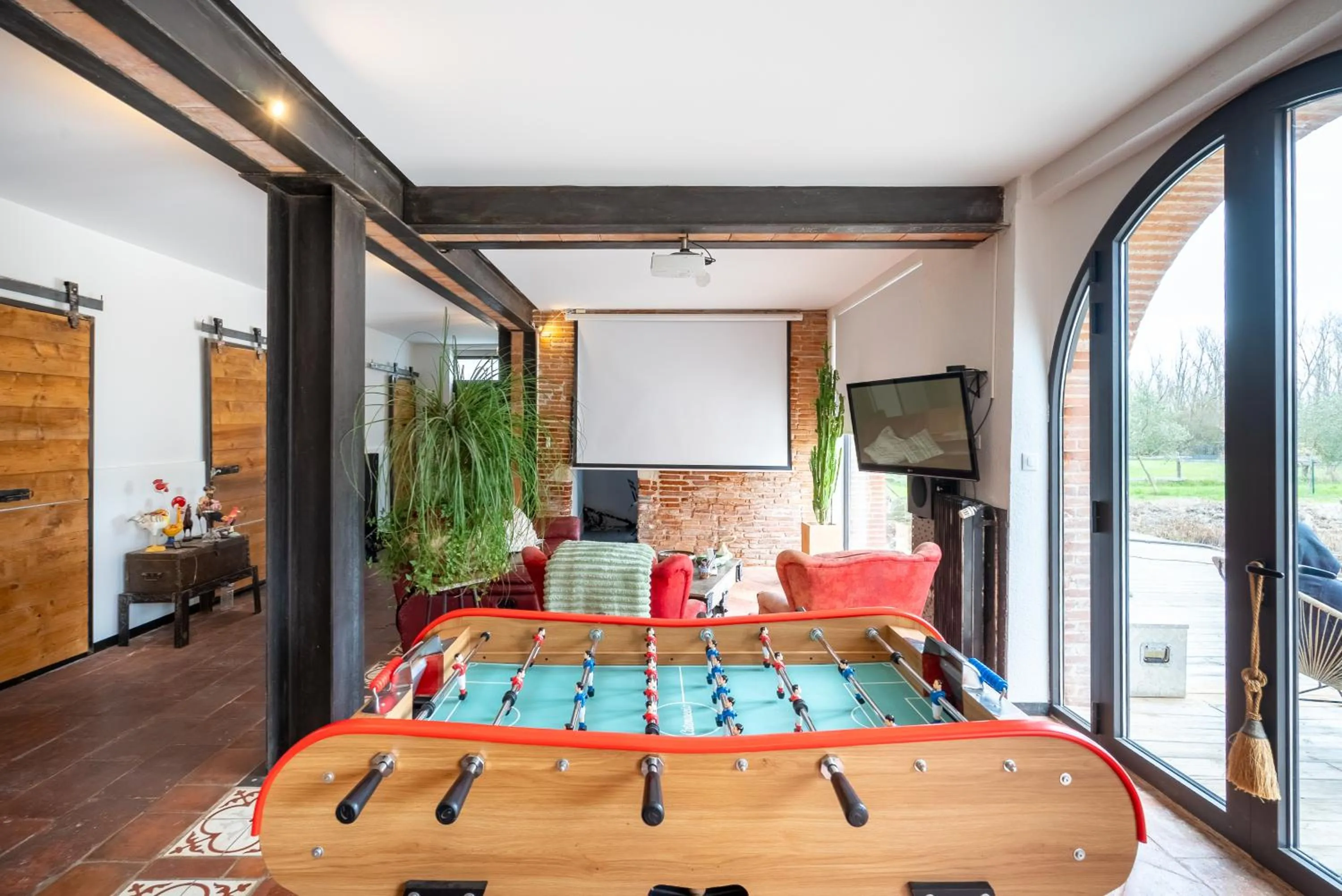 Communal lounge/ TV room, Bed in Château Fourclins Domaine privatif 15 personnes Parc & Bassin naturel Proche Toulouse