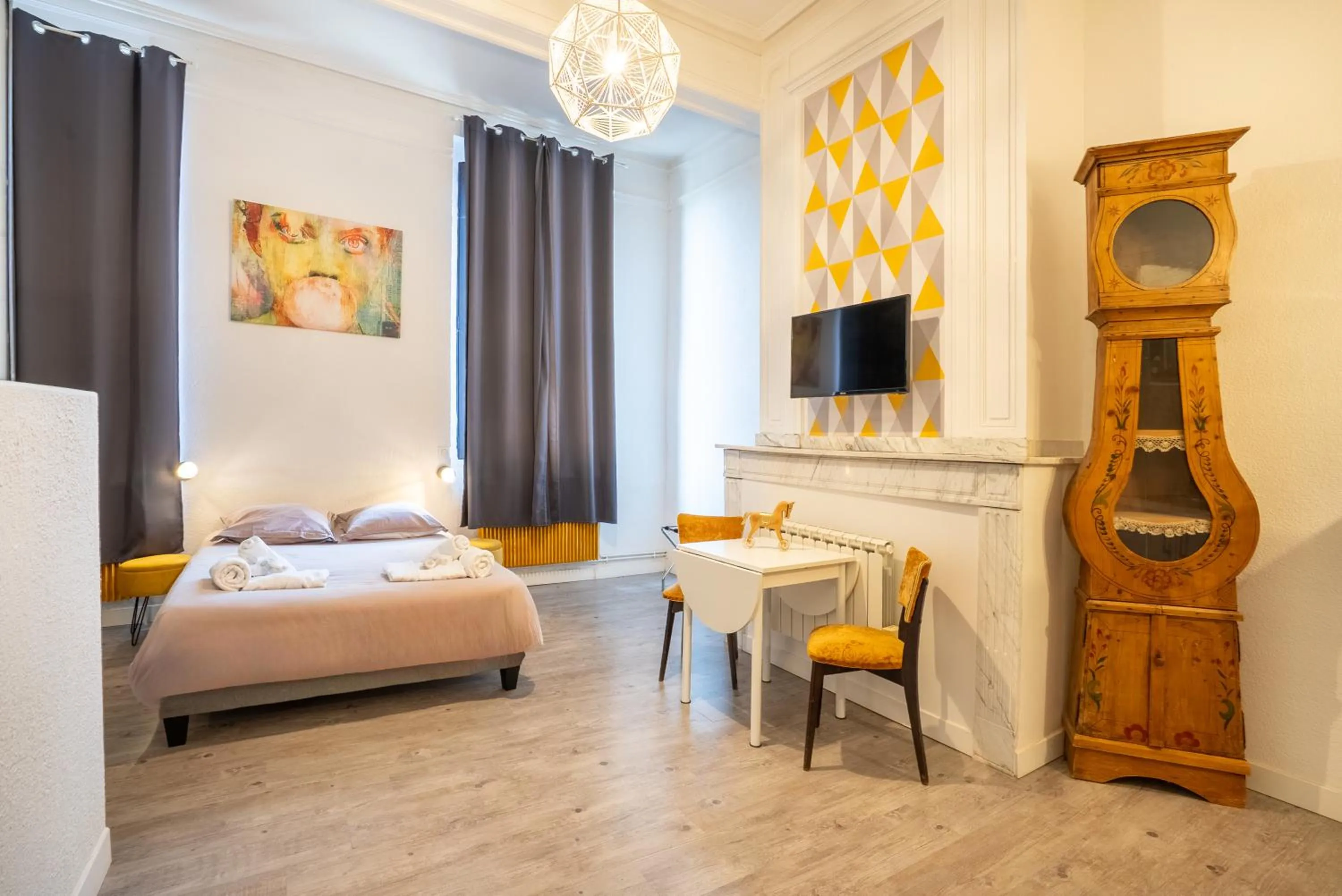 Bed in Château Fourclins Domaine privatif 15 personnes Parc & Bassin naturel Proche Toulouse