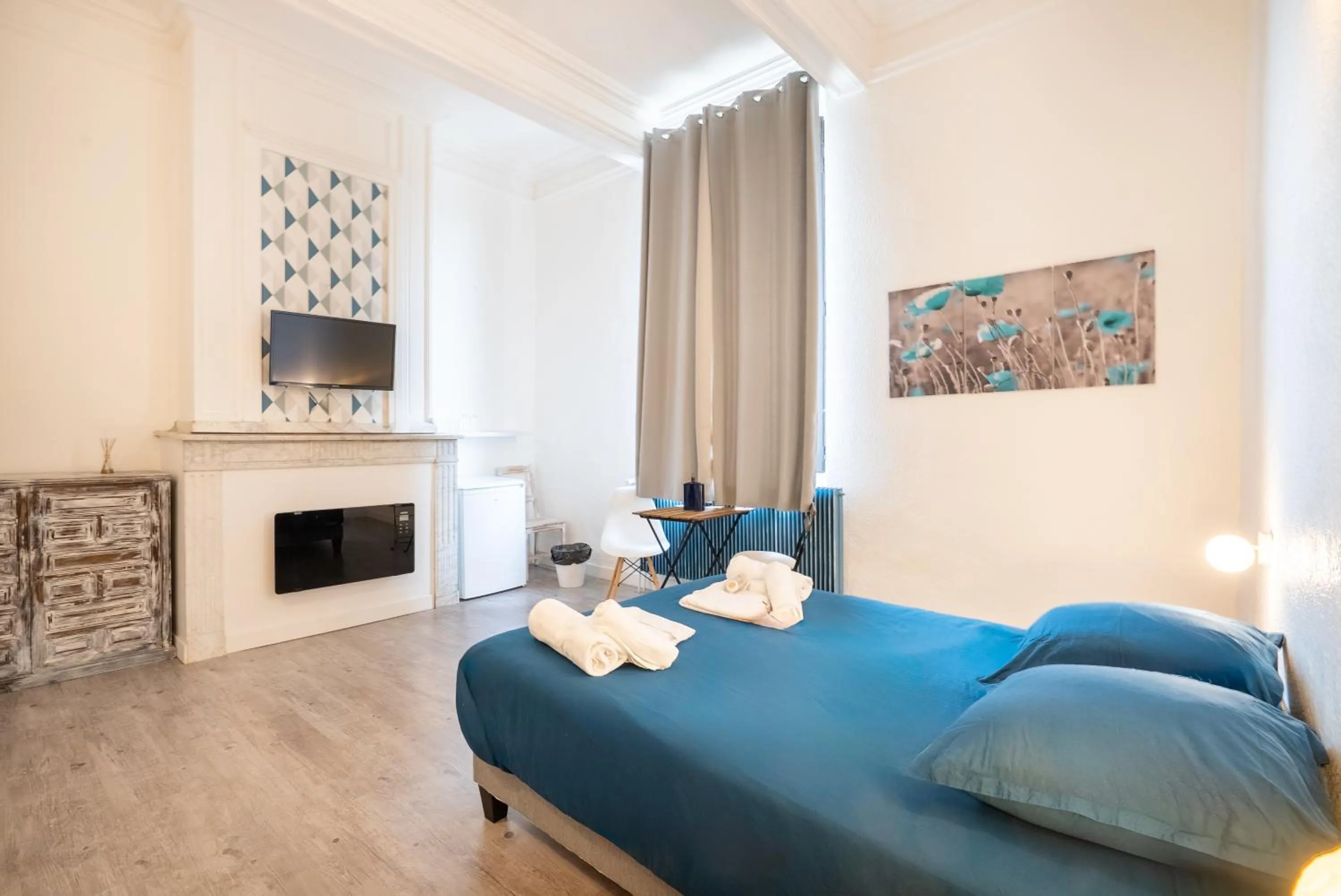 TV and multimedia, Bed in Château Fourclins Domaine privatif 15 personnes Parc & Bassin naturel Proche Toulouse