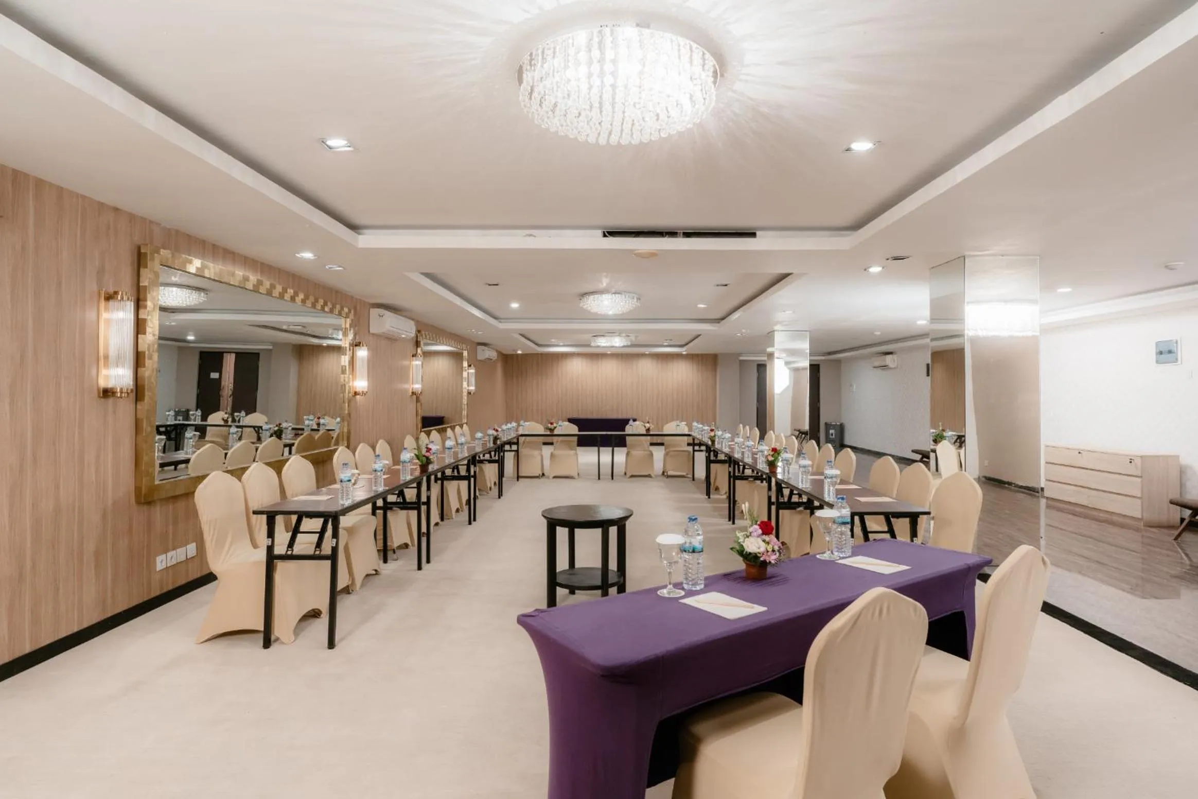 Business facilities in Amaroossa Suite Bali