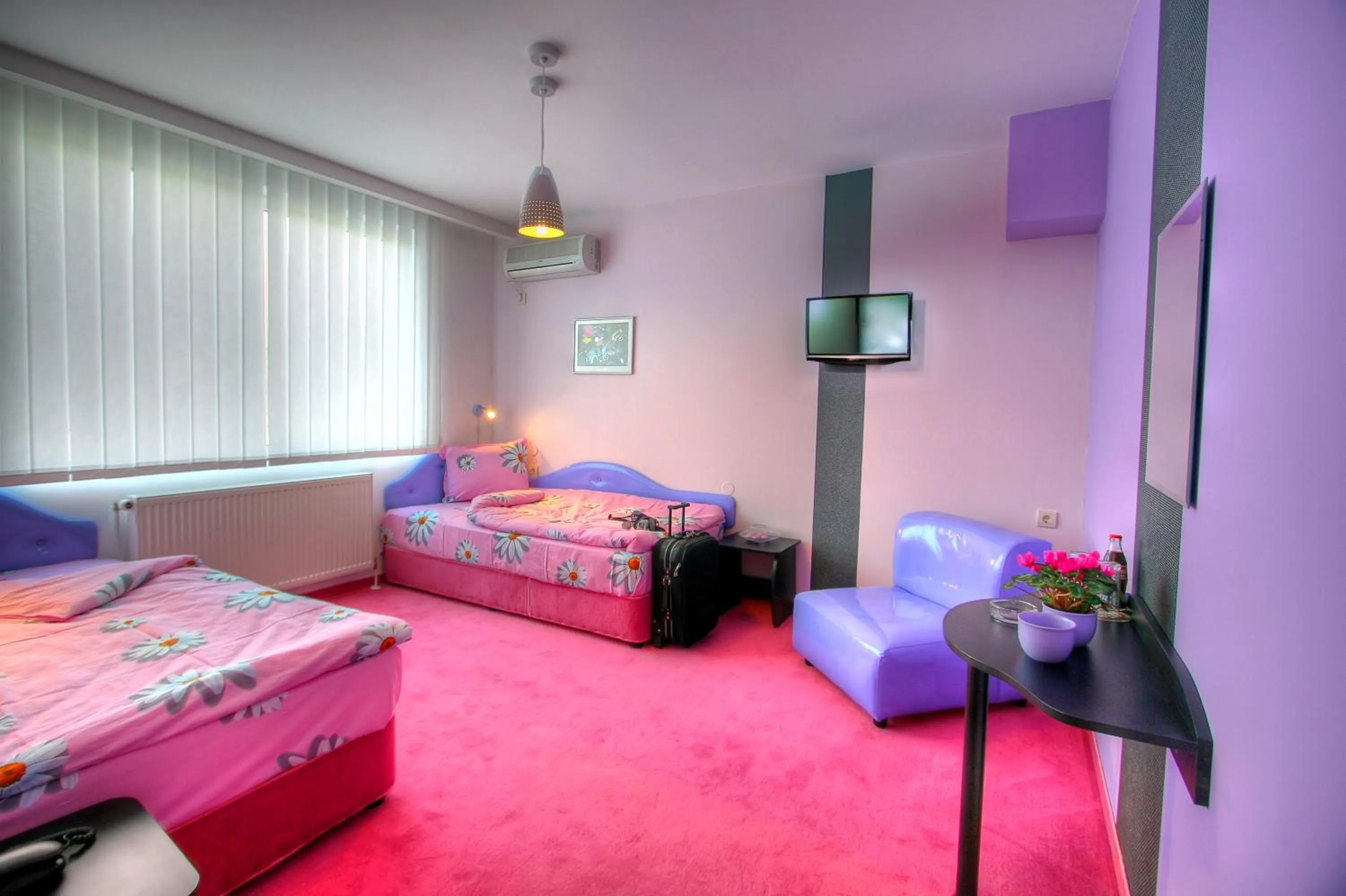 Photo of the whole room, Bed in Family Hotel Mania