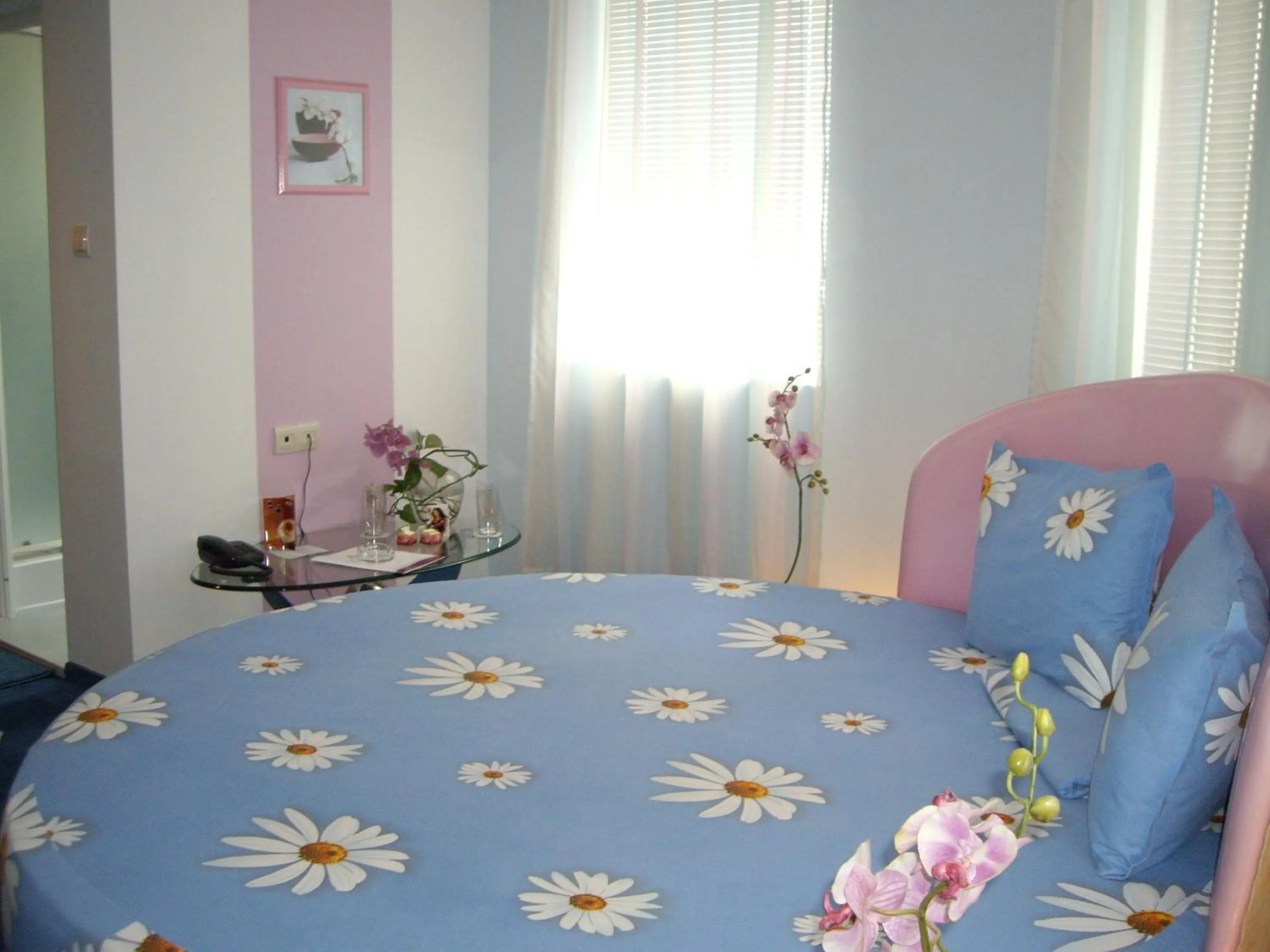 Photo of the whole room, Bed in Family Hotel Mania