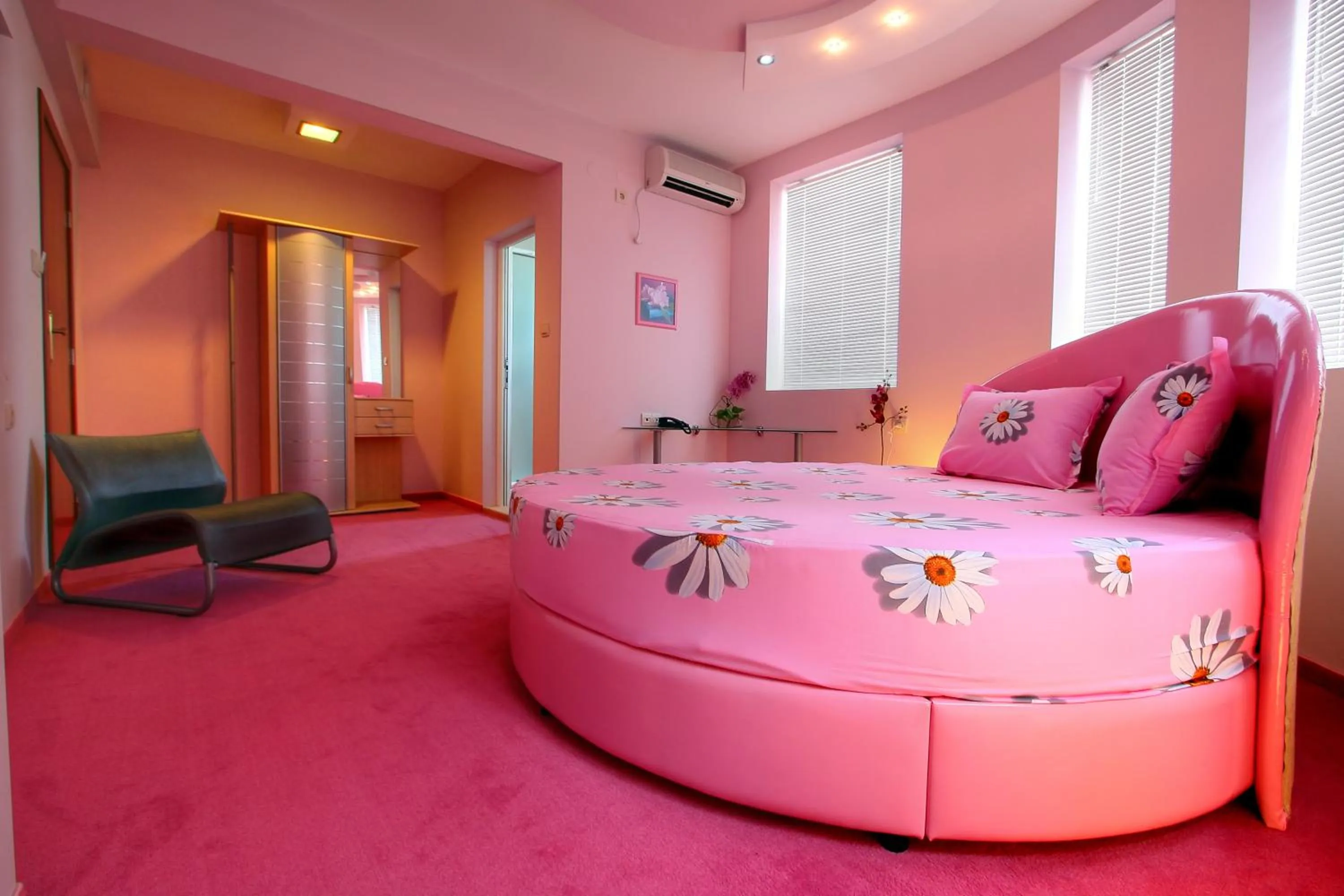 Photo of the whole room, Bed in Family Hotel Mania