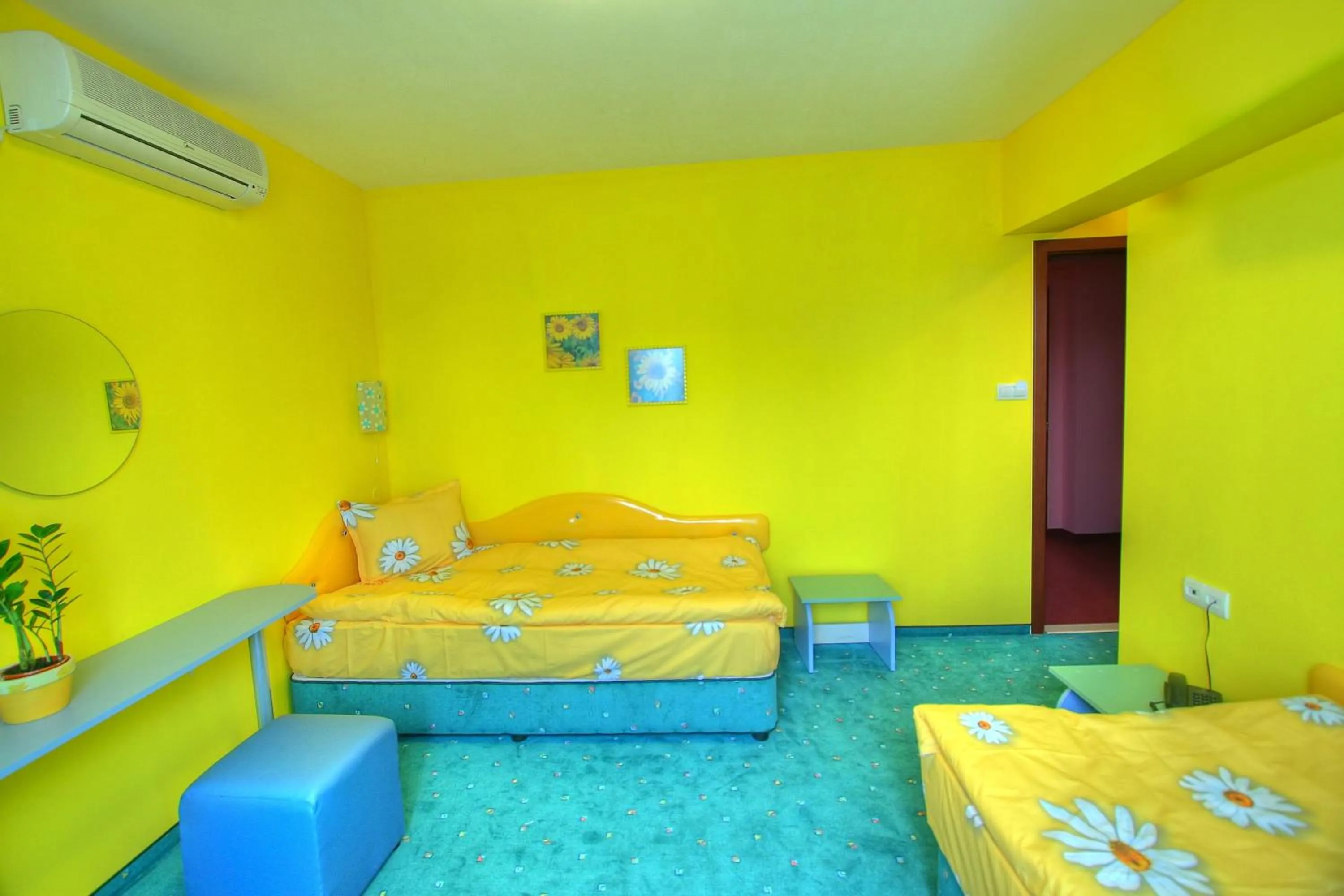 Photo of the whole room, Bed in Family Hotel Mania