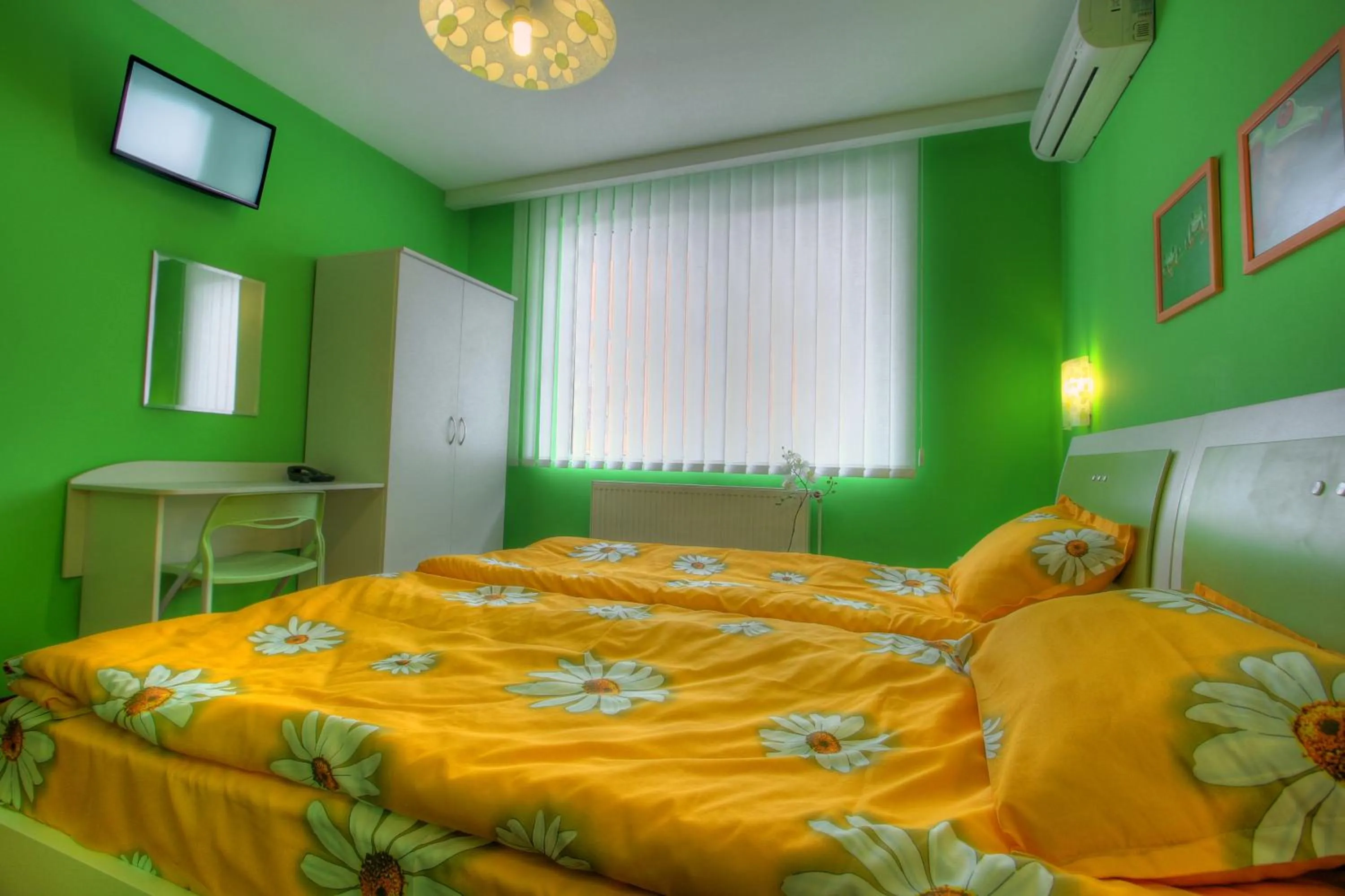 Photo of the whole room, Bed in Family Hotel Mania