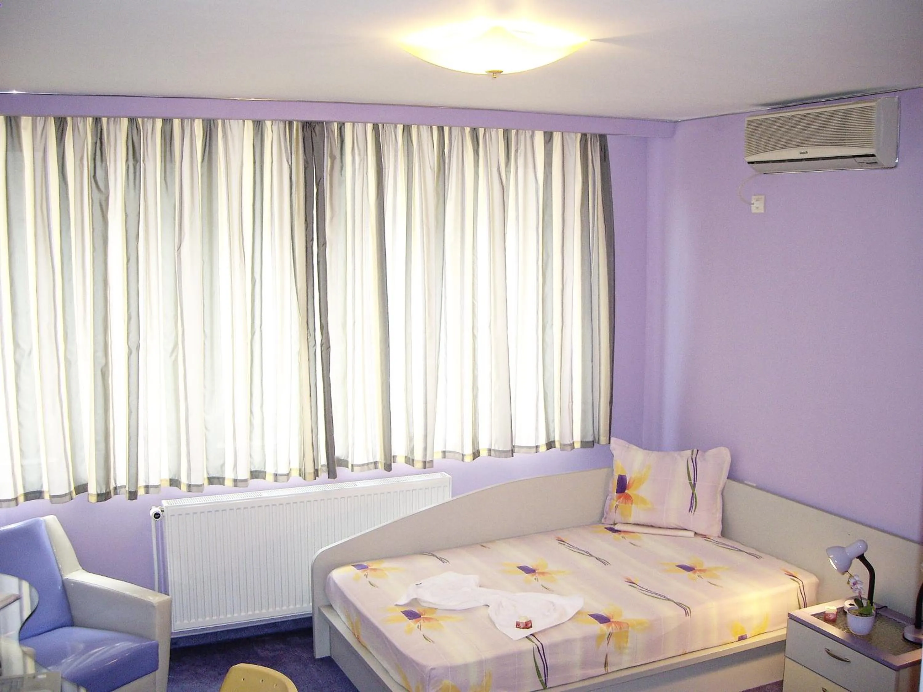 Photo of the whole room, Bed in Family Hotel Mania