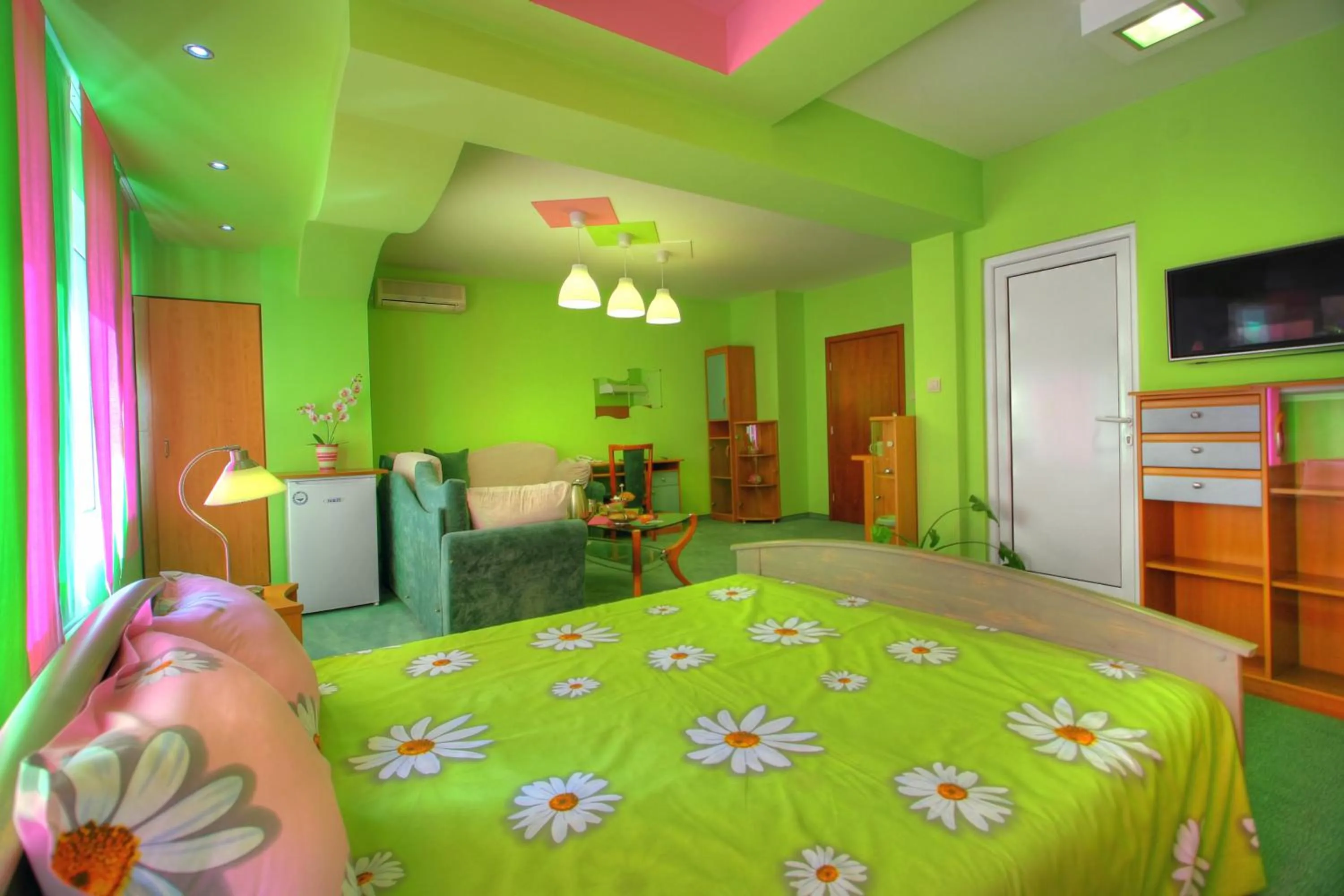 Photo of the whole room, Bed in Family Hotel Mania