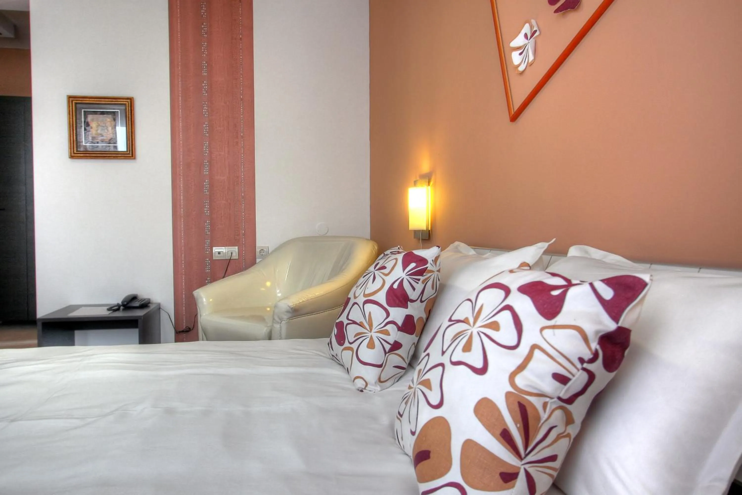 Photo of the whole room, Bed in Family Hotel Mania