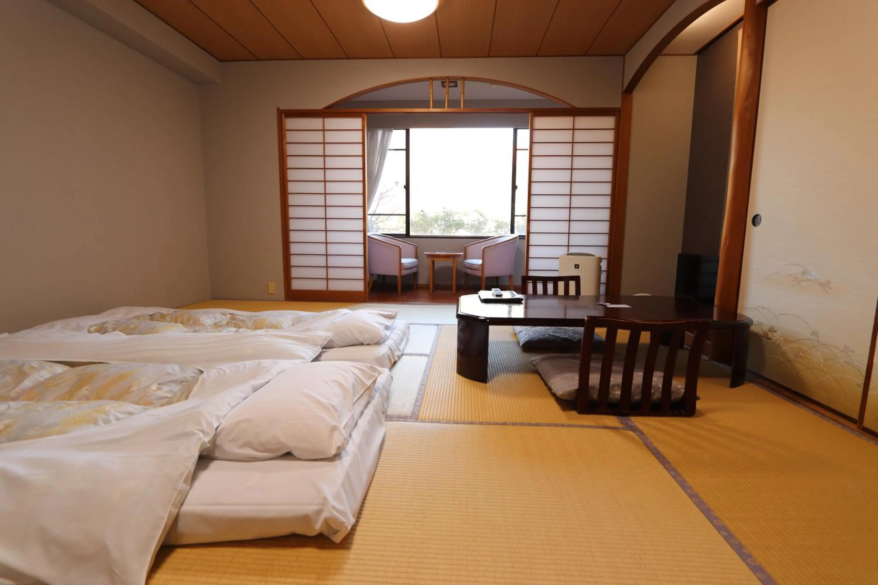 Photo of the whole room, Bed in Yufuin Hotel Shuhokan