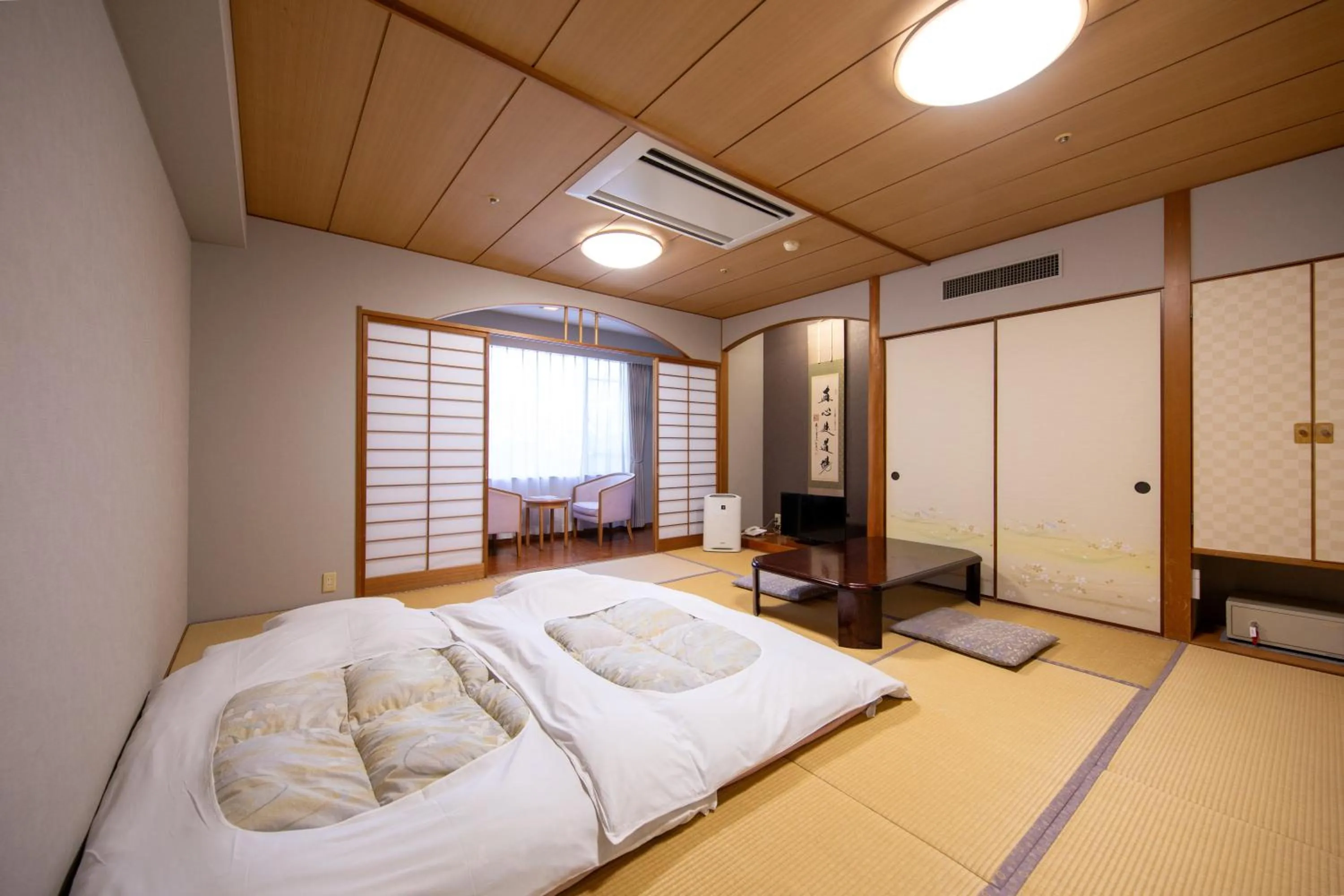 Photo of the whole room, Bed in Yufuin Hotel Shuhokan