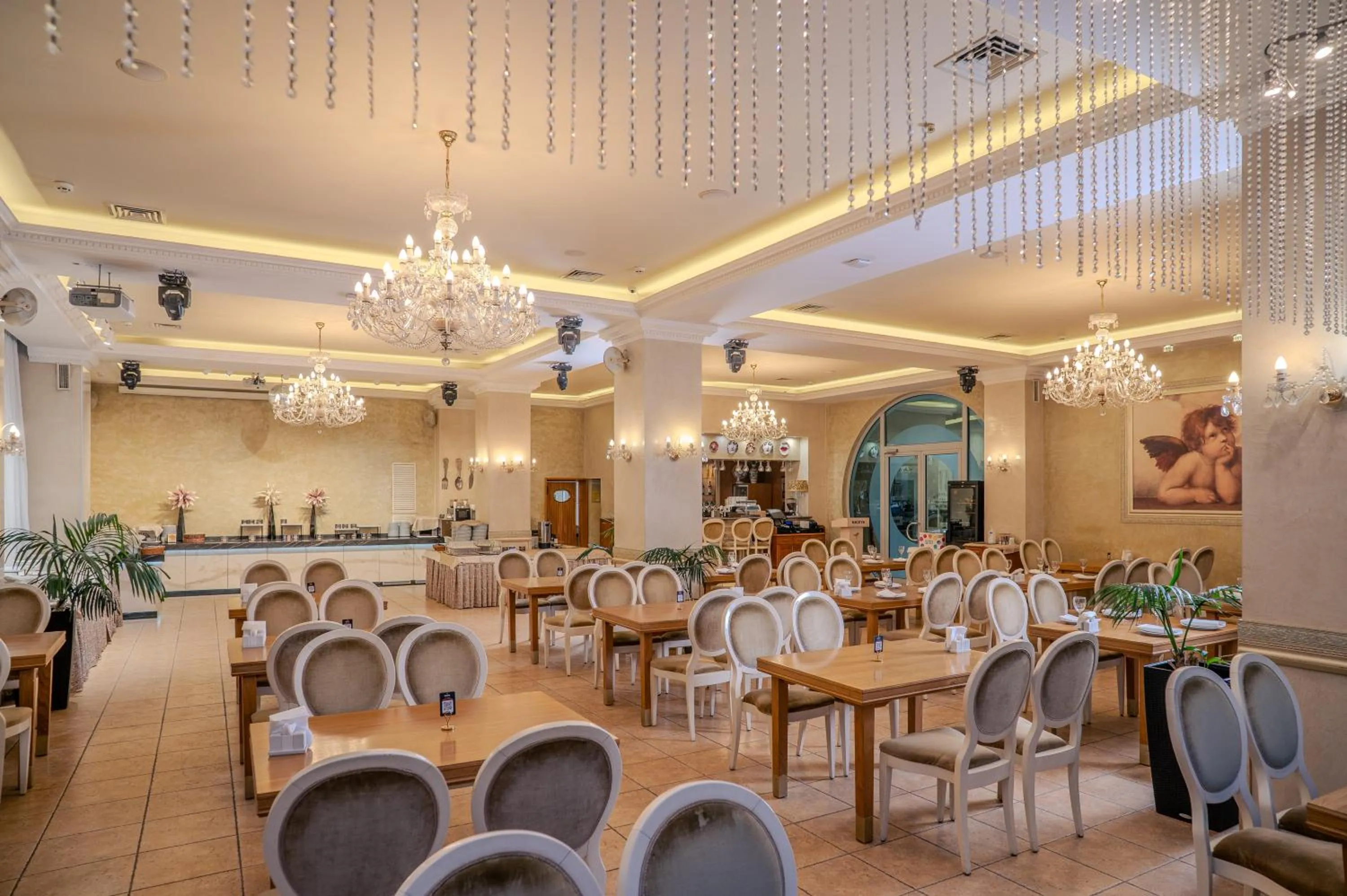 Restaurant/places to eat in Nadiya Hotel