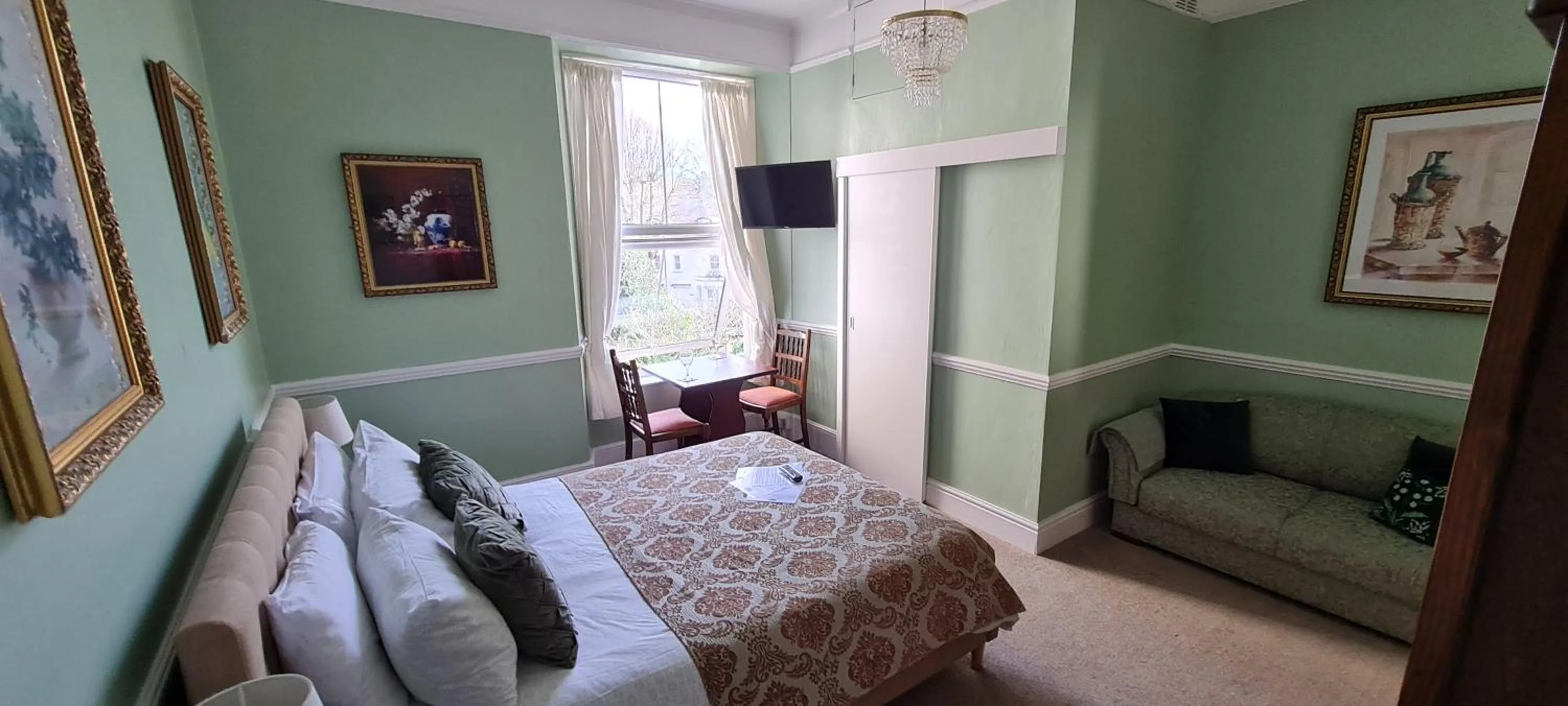 Bed in The Pendennis Guest House