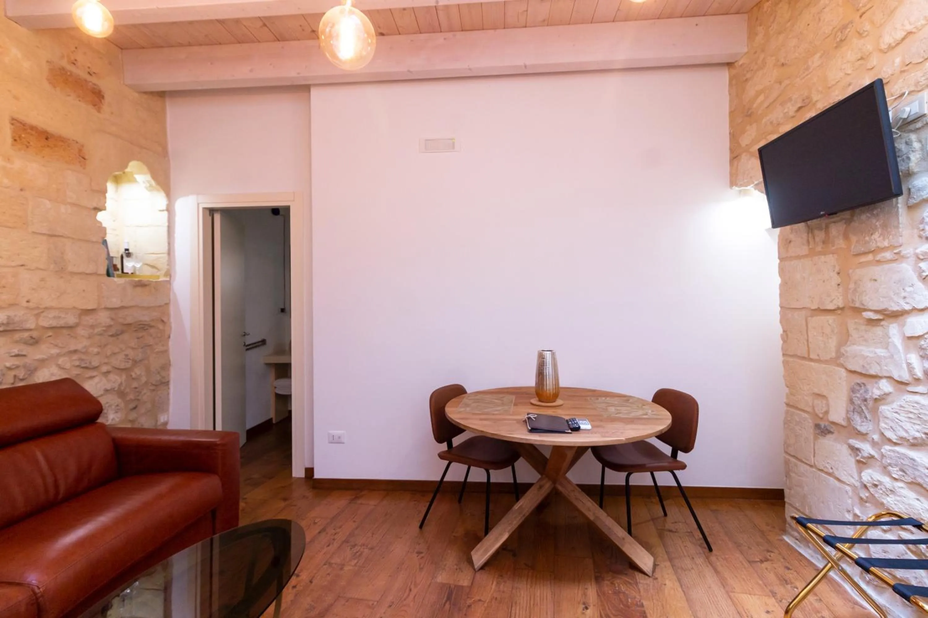 Communal lounge/ TV room in Le Nicchie luxury rooms