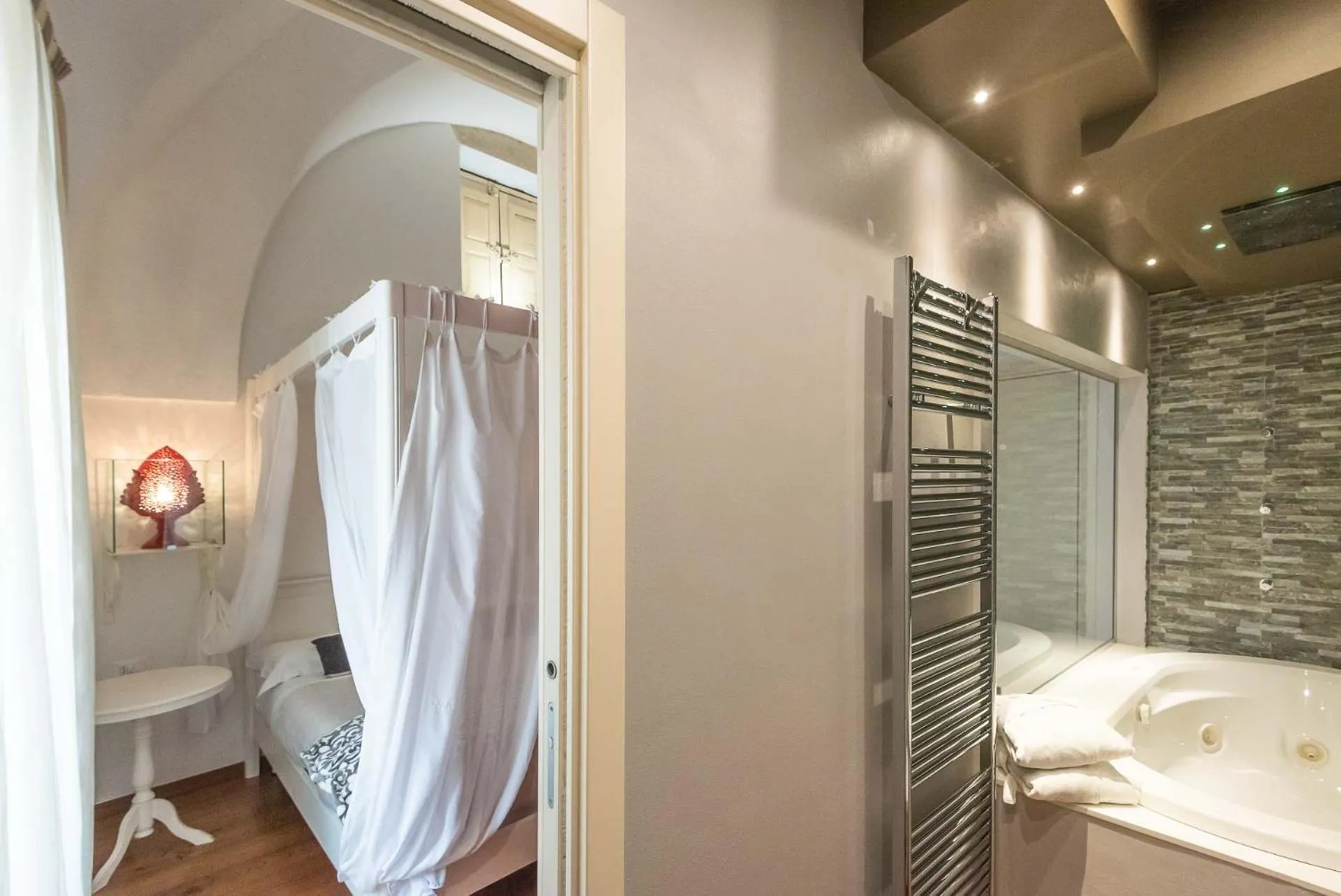 Bed in Le Nicchie luxury rooms