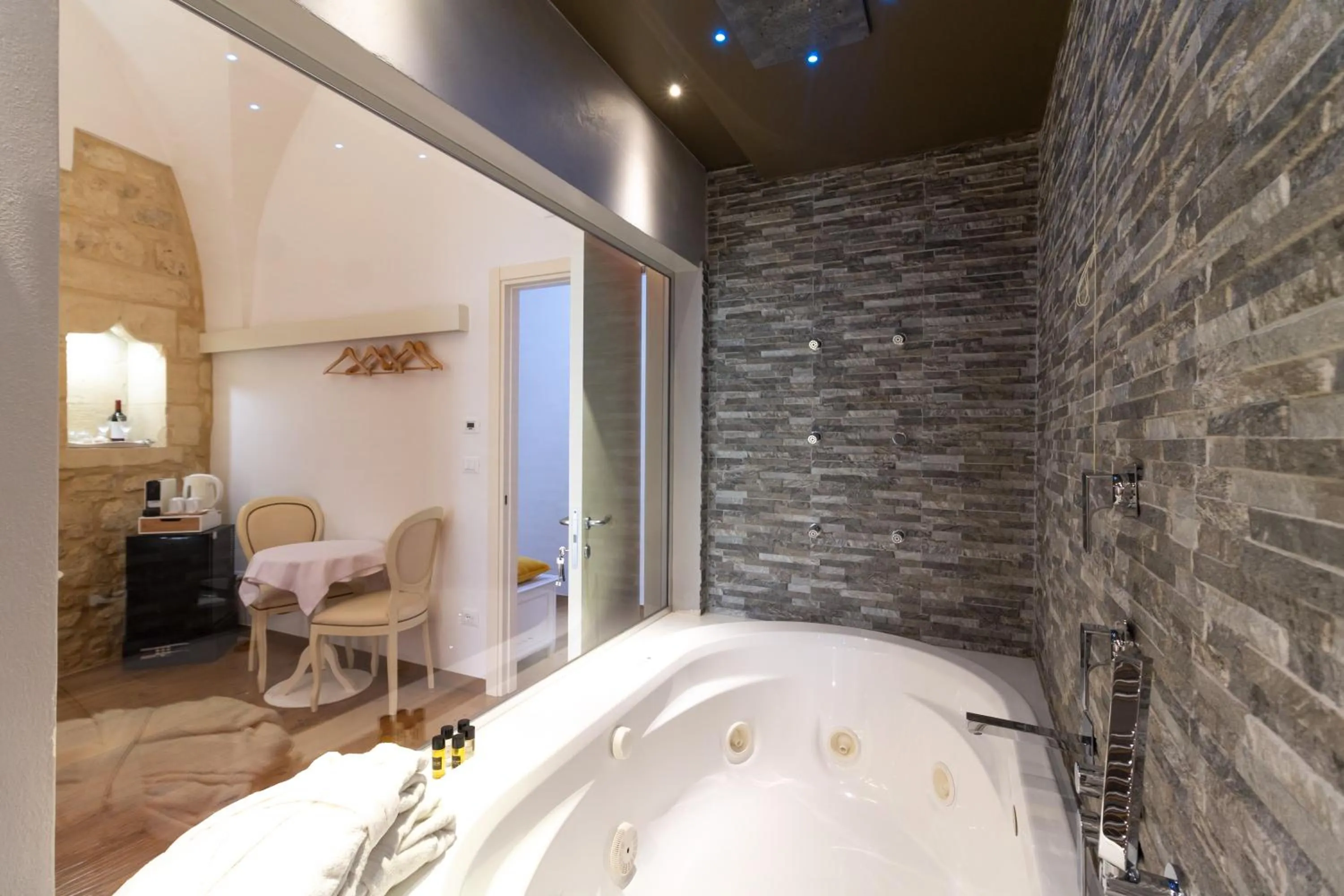 Hot Tub, Bed in Le Nicchie luxury rooms