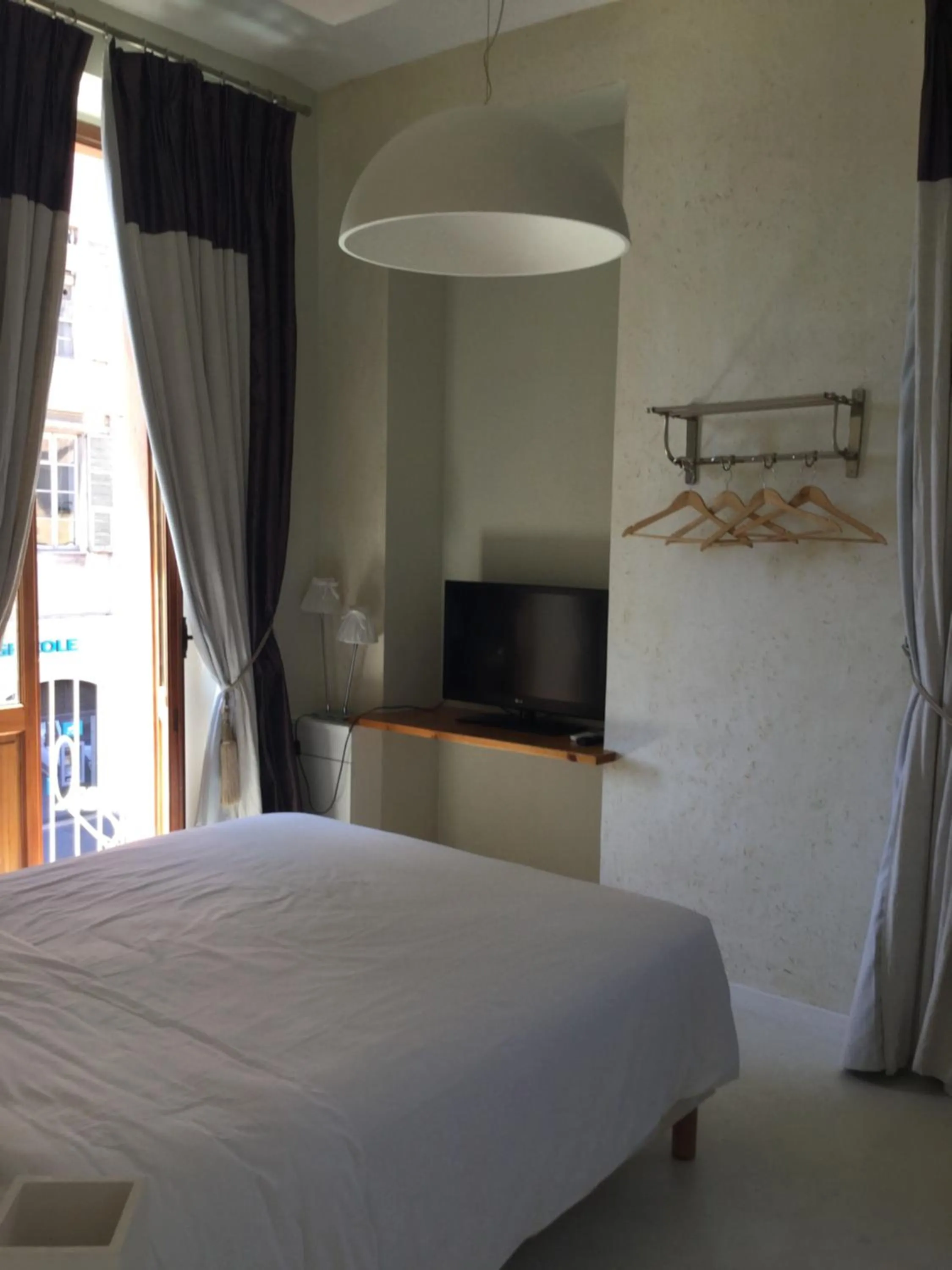 Photo of the whole room, Bed in Room with a vue