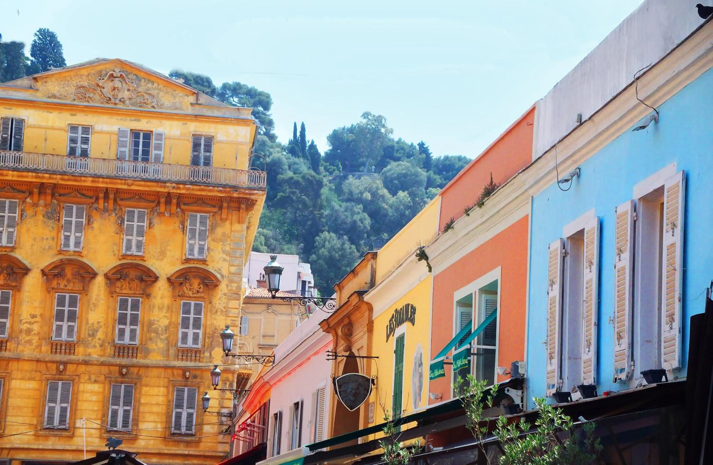 Neighbourhood in Room with a vue