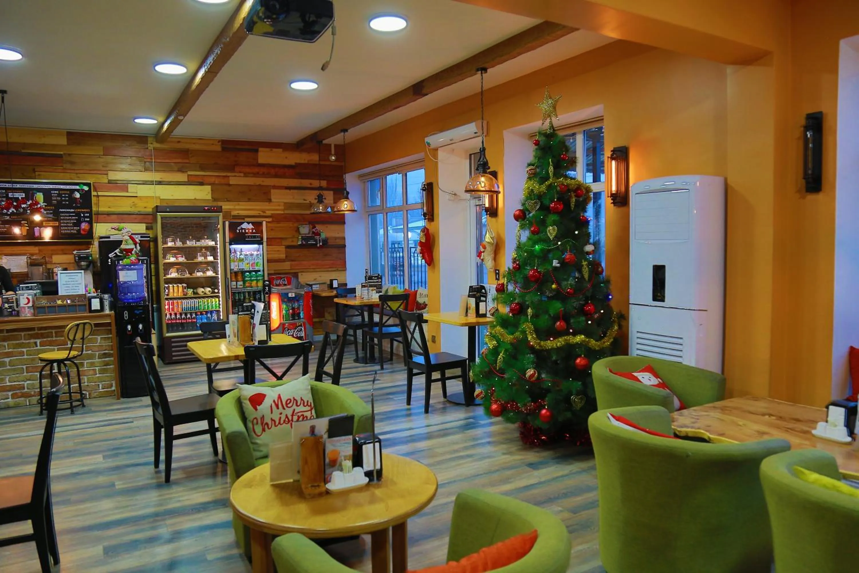 Restaurant/places to eat in Madanur Hotel