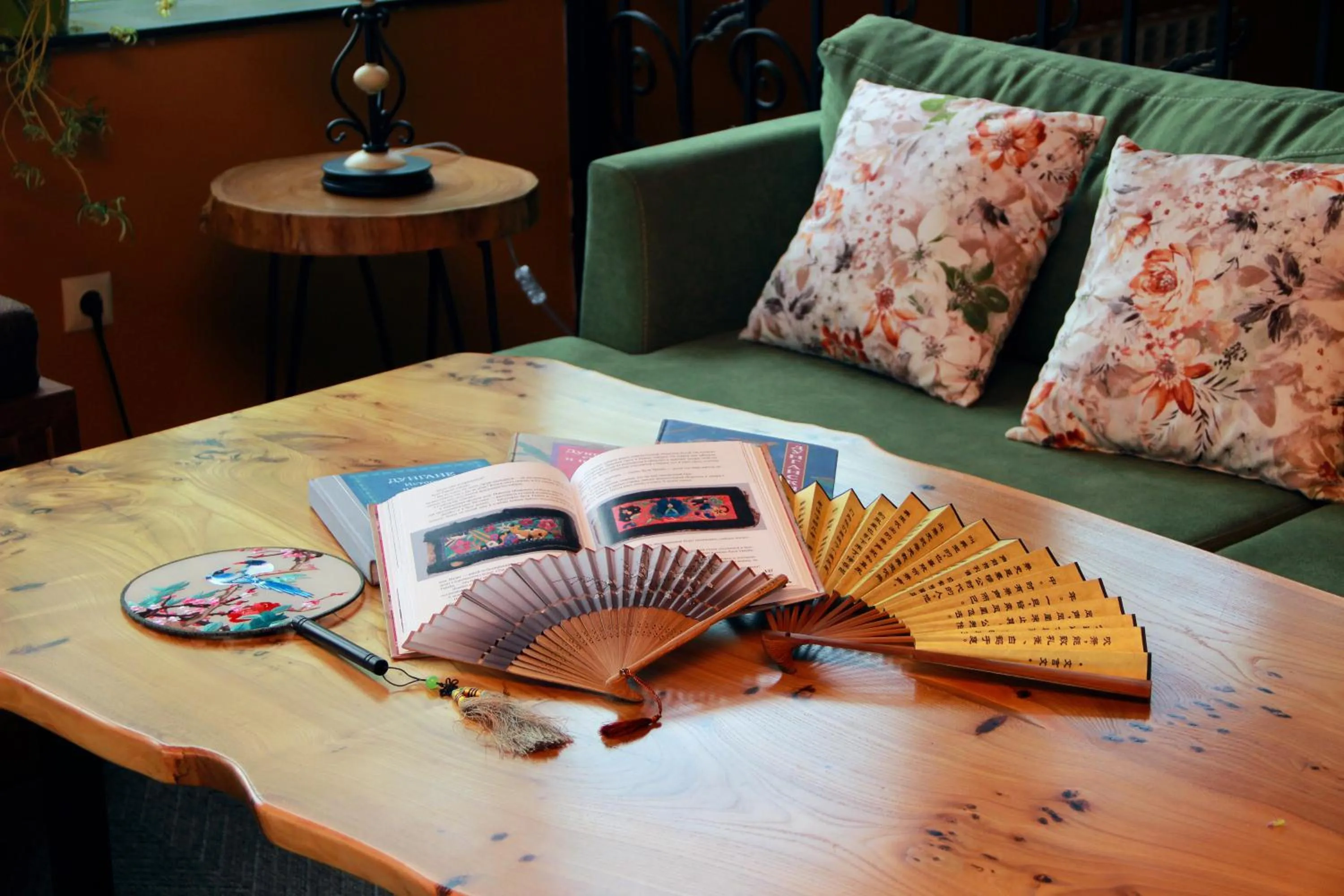 Communal lounge/ TV room in Madanur Hotel