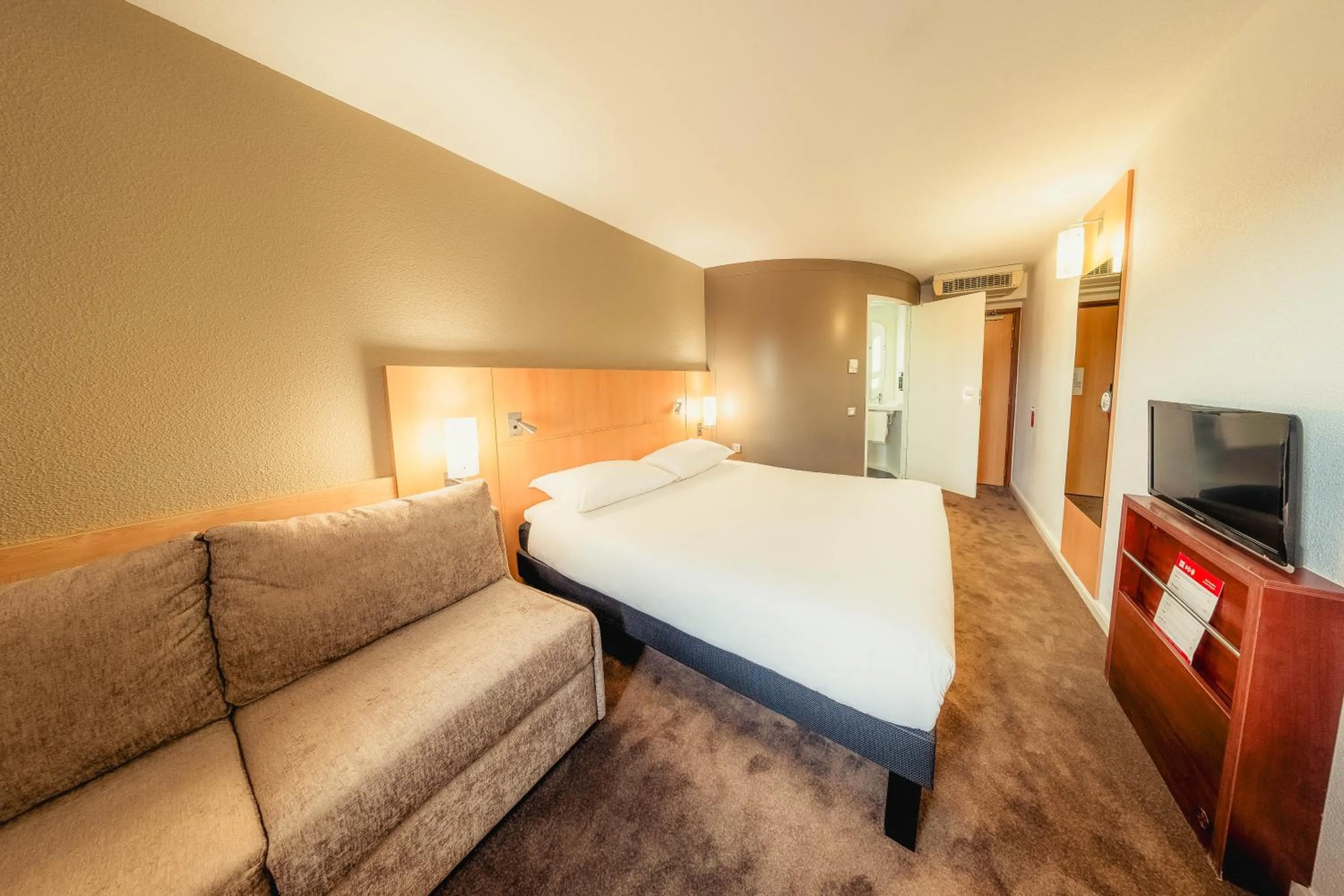 Bed in Ibis London Luton Airport