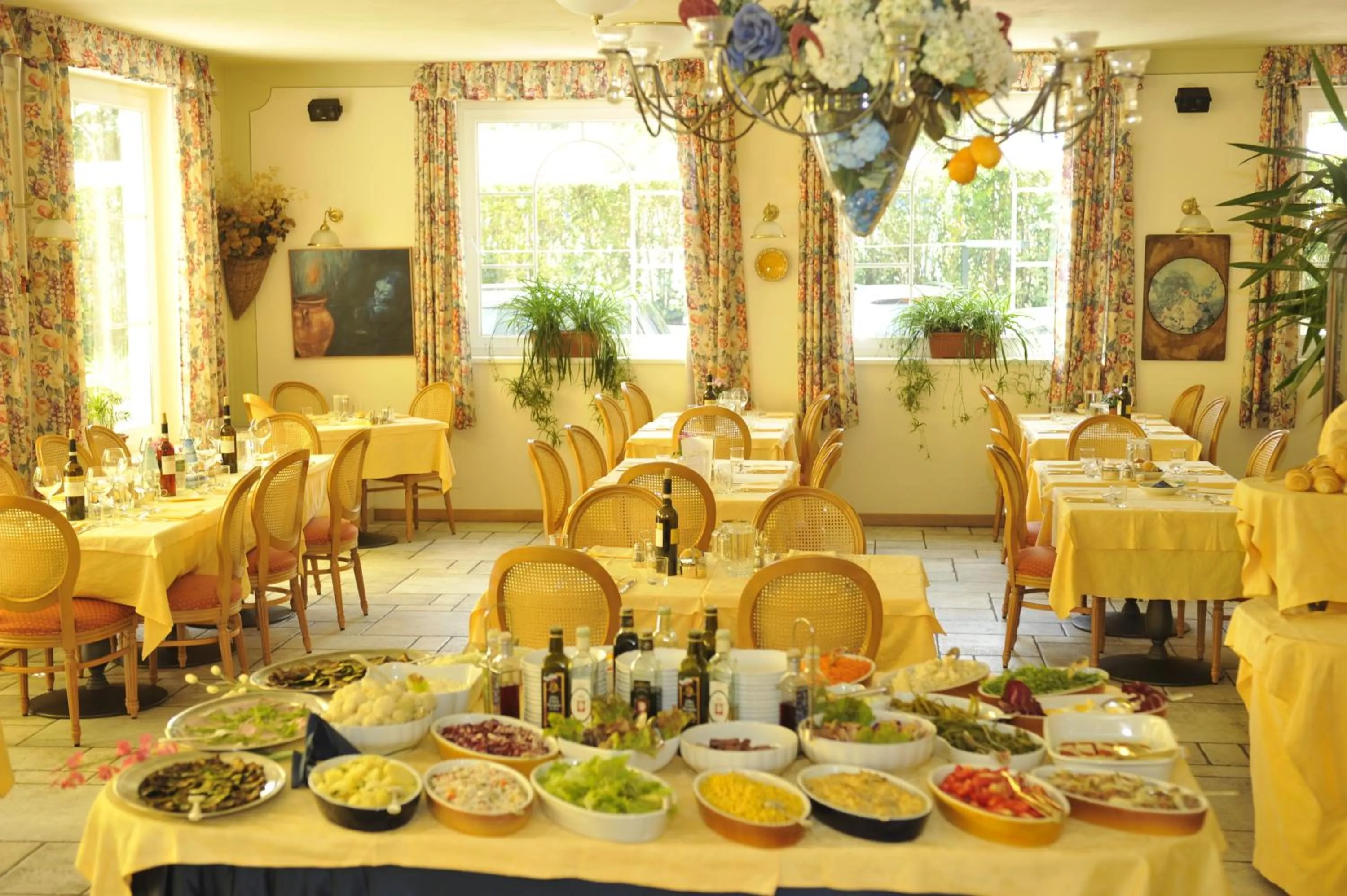 Restaurant/places to eat in Garden Hotel Bellariva