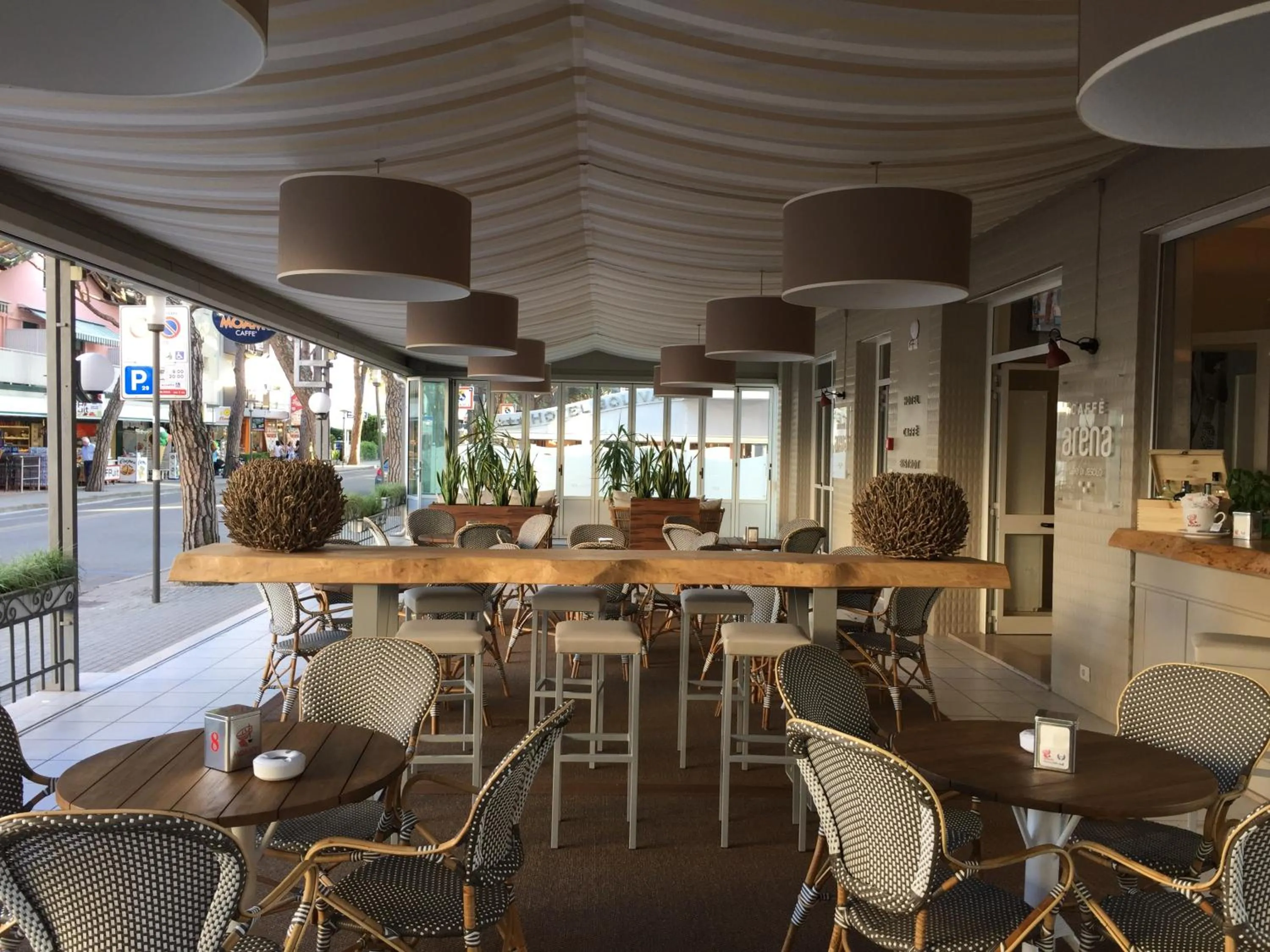 Restaurant/places to eat in Hotel Arena