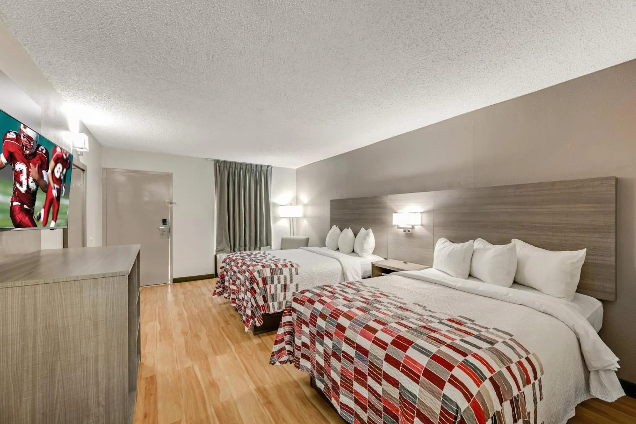 Photo of the whole room, Bed in Red Roof Inn Kingsport