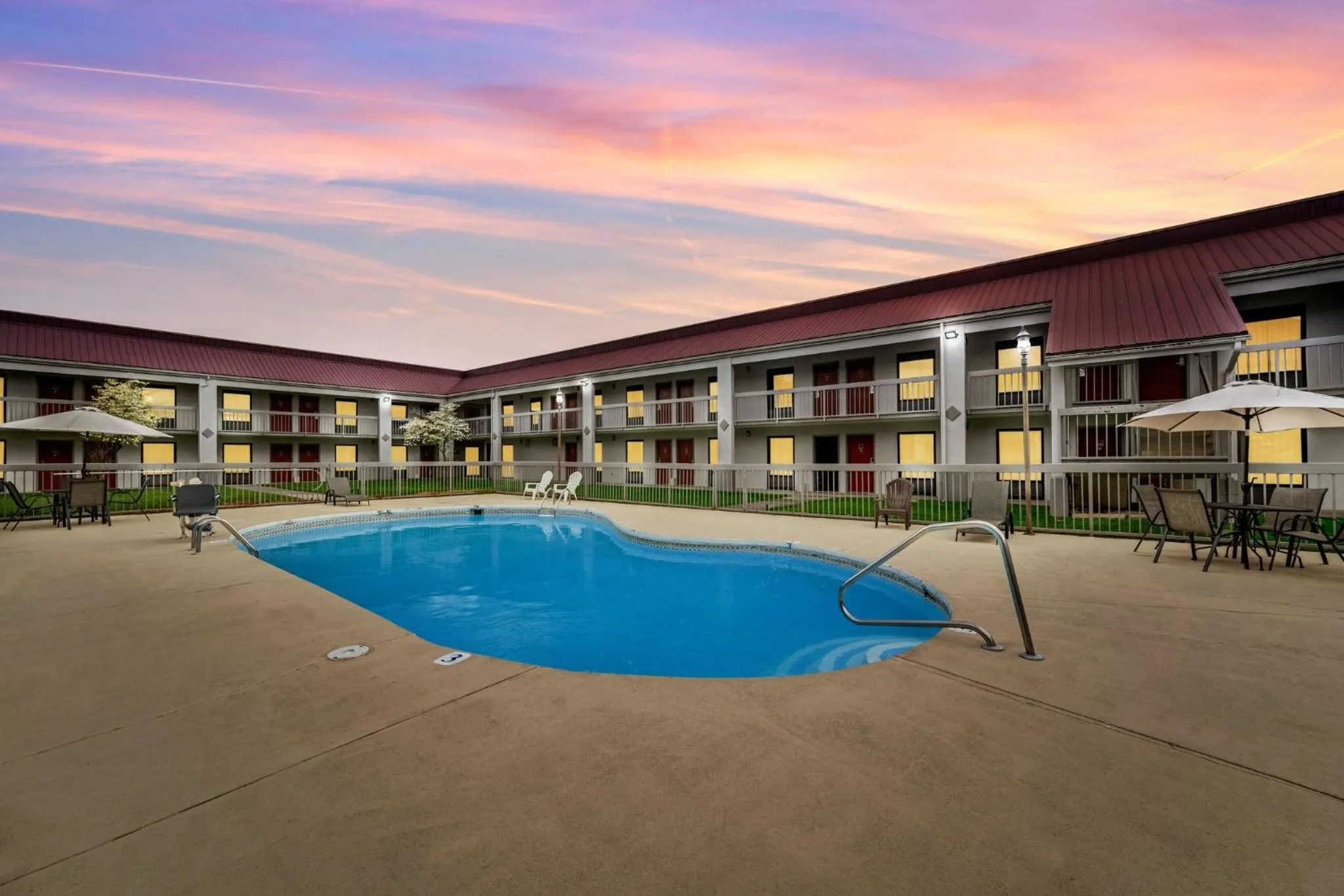 Swimming pool in Red Roof Inn Kingsport