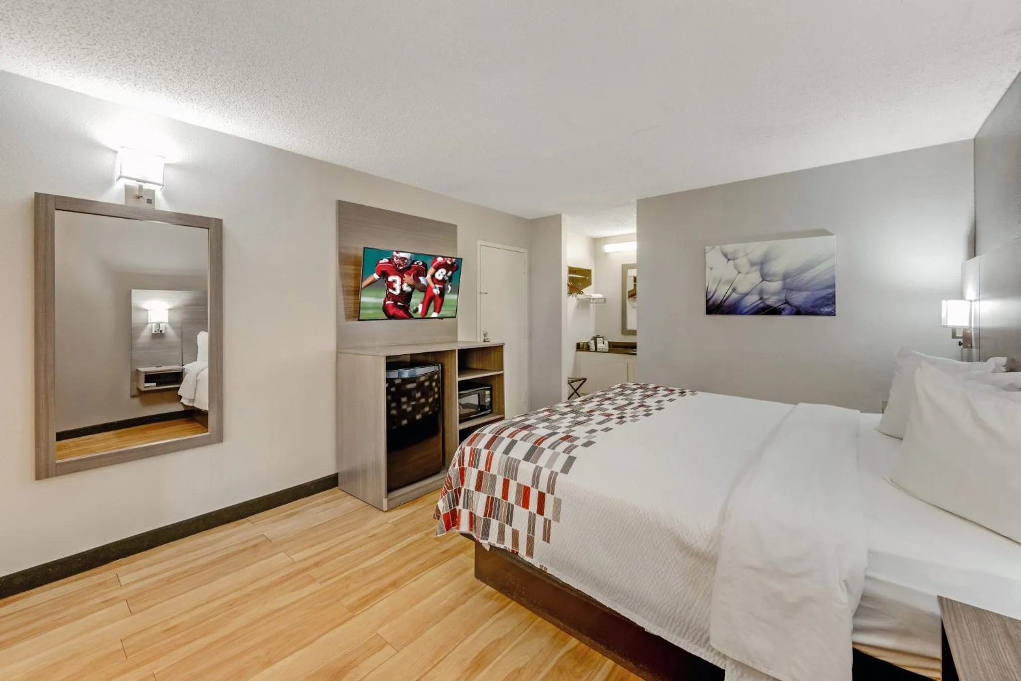 Photo of the whole room, Bed in Red Roof Inn Kingsport