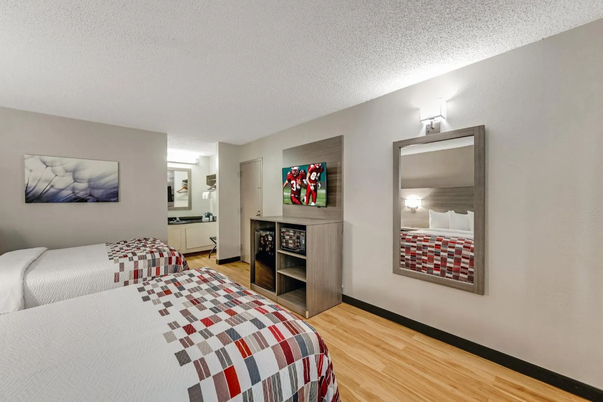 Photo of the whole room, Bed in Red Roof Inn Kingsport