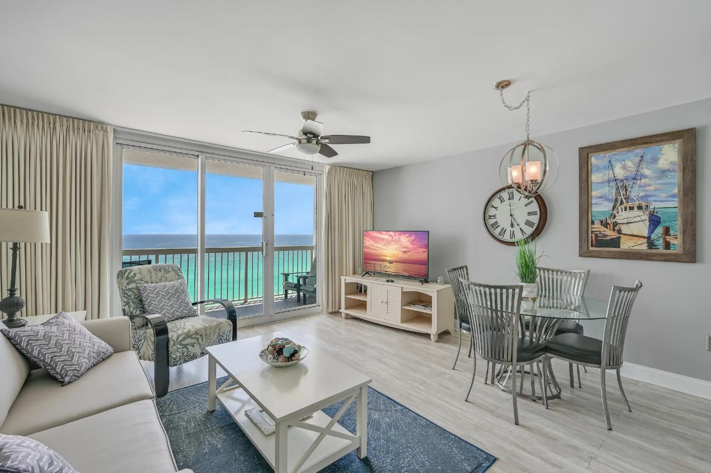 TV and multimedia in Pelican Beach Resort by Tufan