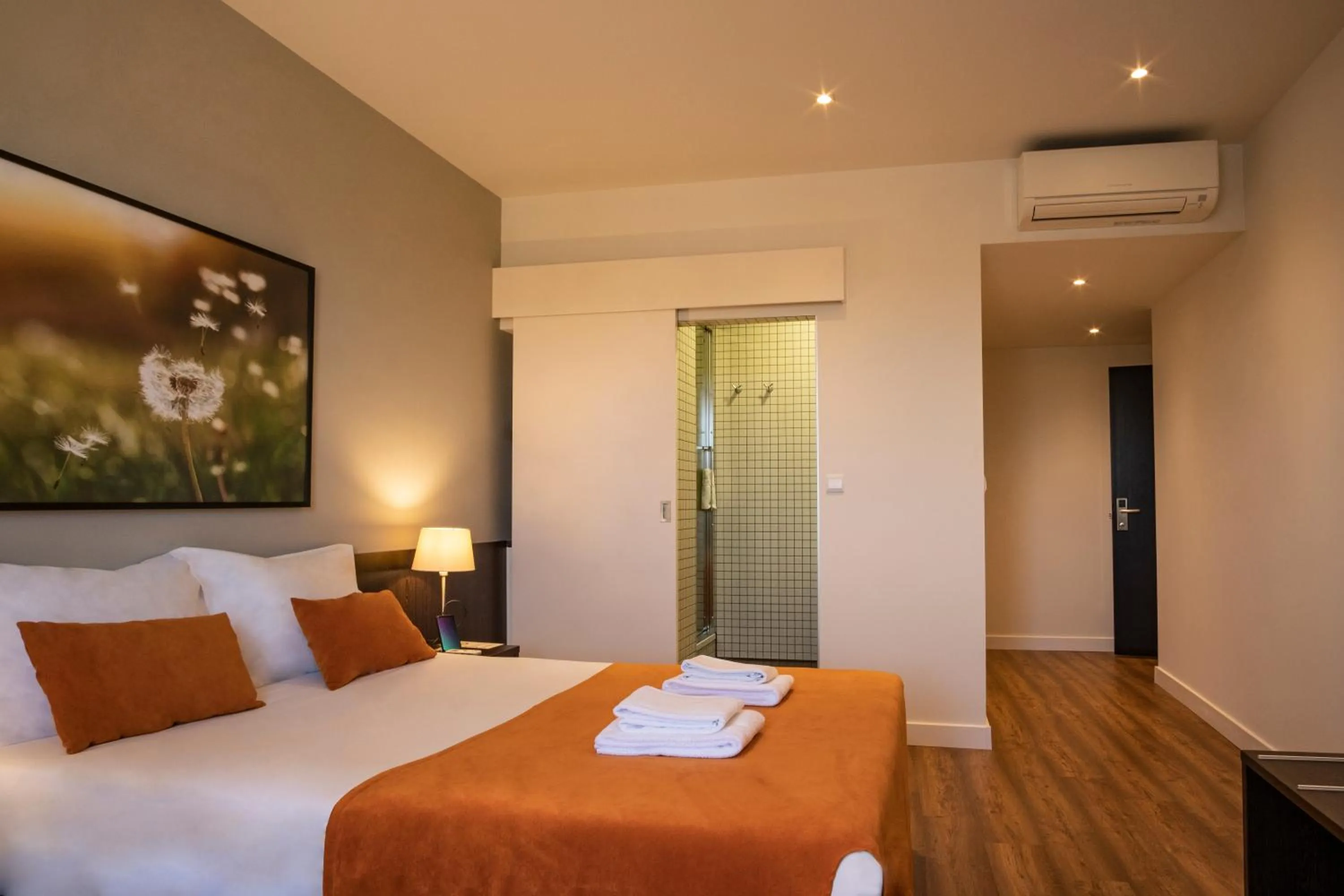 Shower, Bed in Riversuites