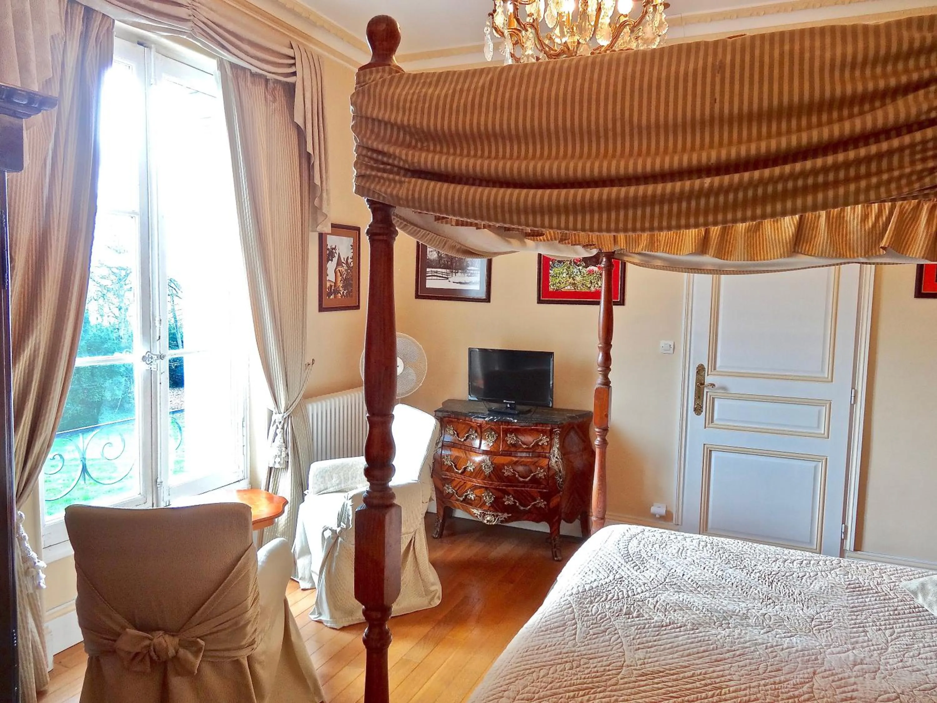 Photo of the whole room, Bed in CHATEAU Les VALLÉES