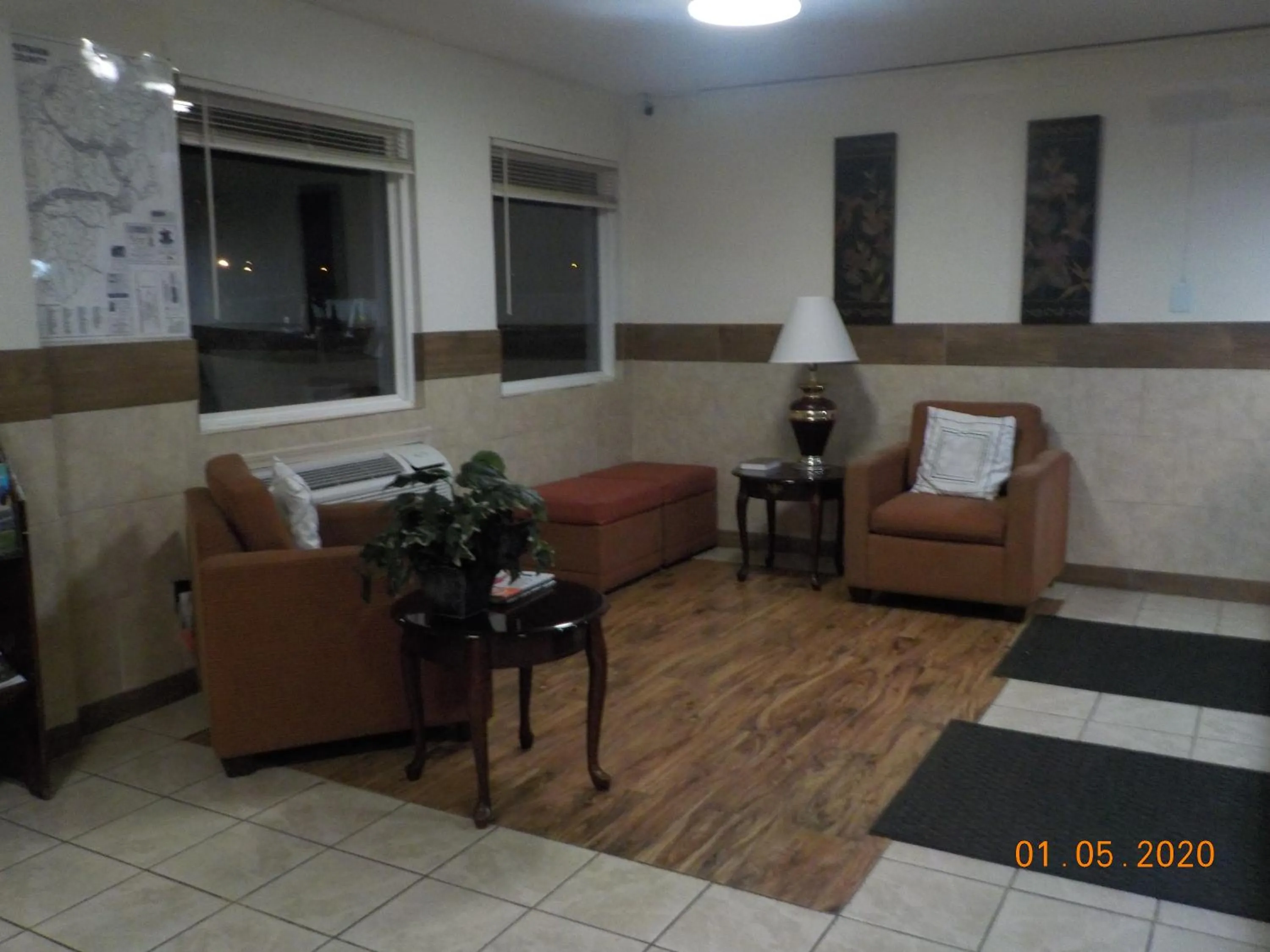 Seating area in Motel 6 Hurricane, WV