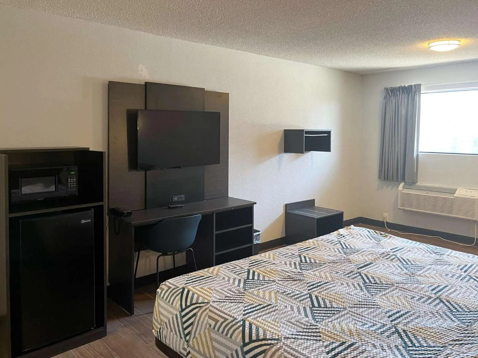 Bedroom, Bed in Motel 6 Hurricane, WV